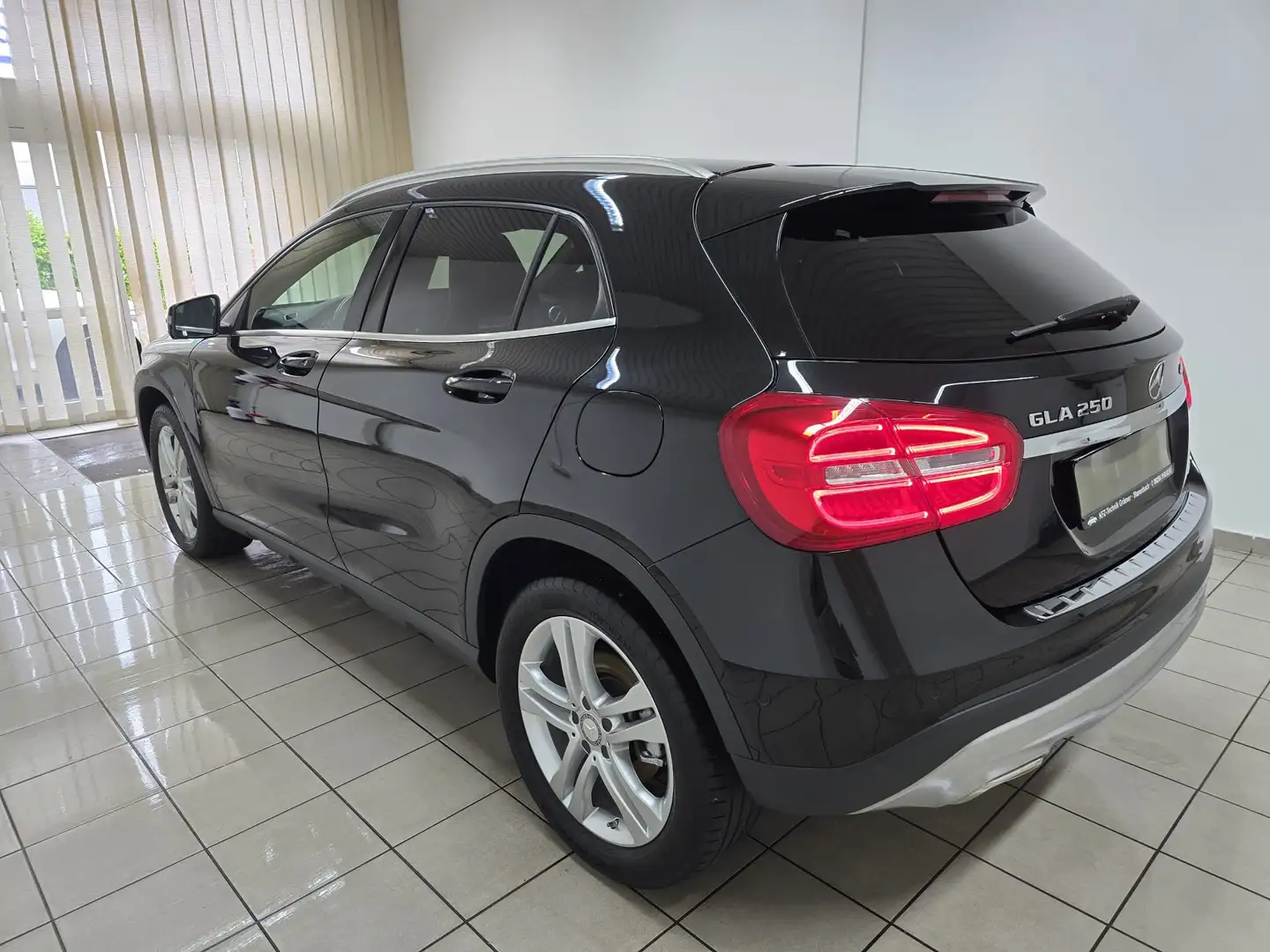 Mercedes-Benz GLA 250 4Matic Xenon Navi Telefon Kamera AHK 18" Negru - 2