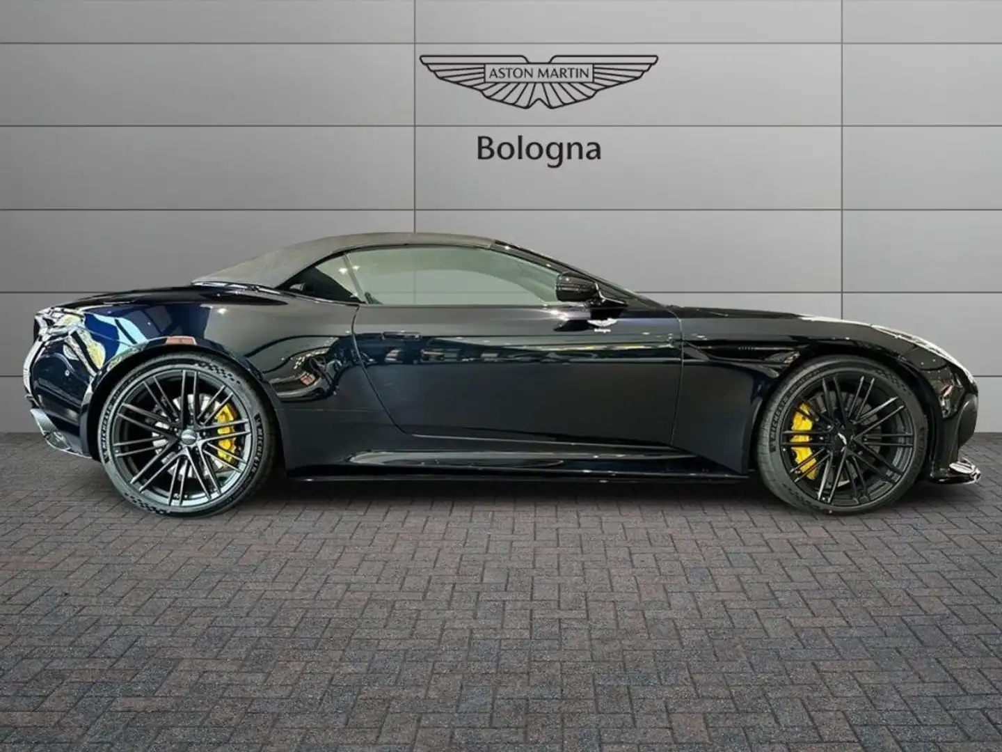 Aston Martin DB12 V8 Volante Schwarz - 2