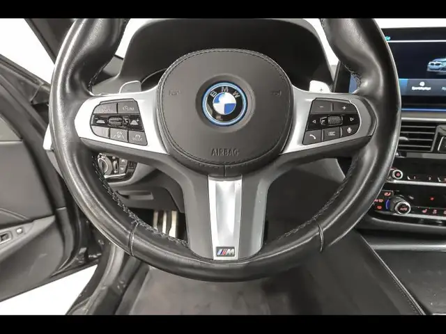 BMW 5 Series view 9
