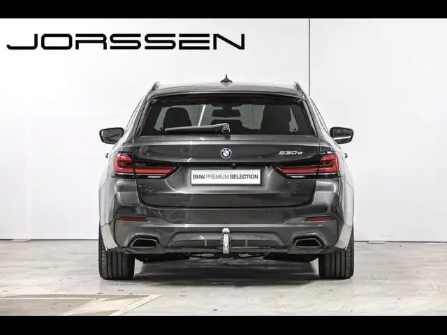 BMW 5 Series view 4
