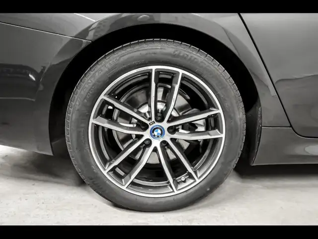 BMW 5 Series view 8