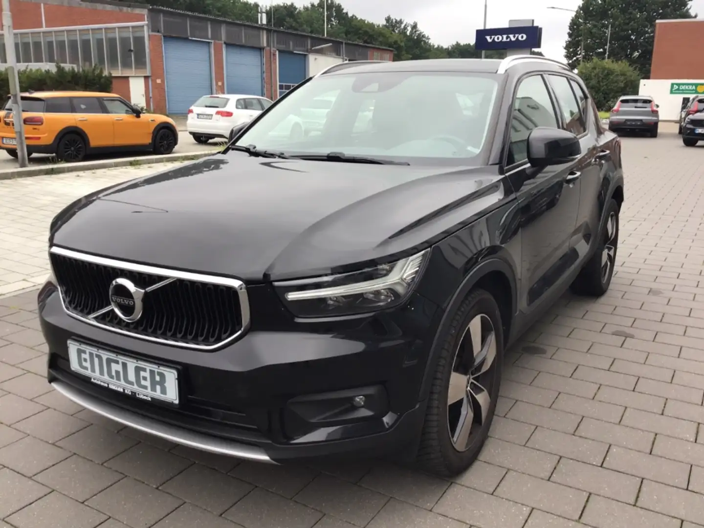 Volvo XC40 D4 Momentum AWD Navi Cam Klima Schwarz - 2