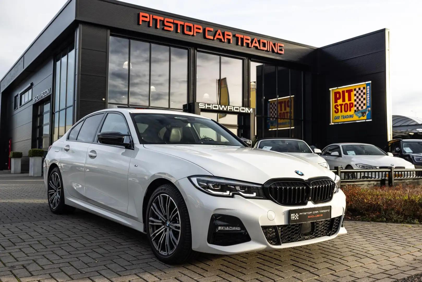 BMW 330 3-serie 330e High EXE, M-Sport, Pano, Trekhaak, AC Wit - 1