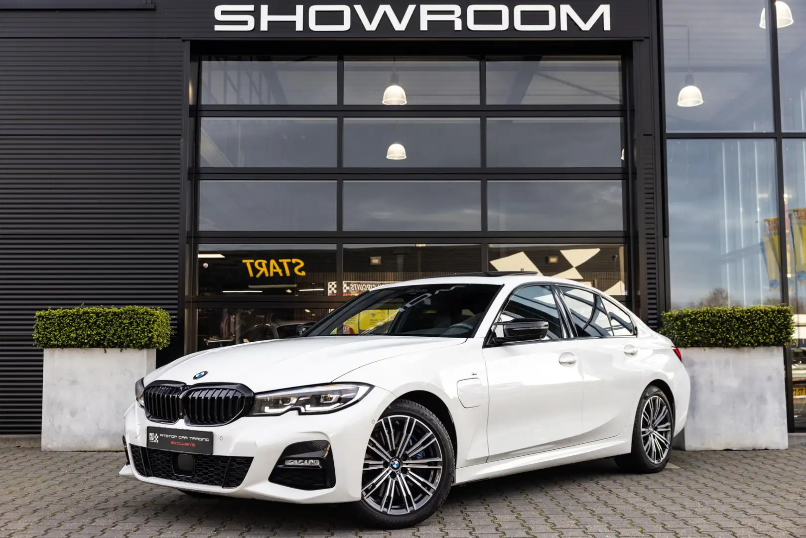 BMW 330 3-serie 330e High EXE, M-Sport, Pano, Trekhaak, AC Wit - 2