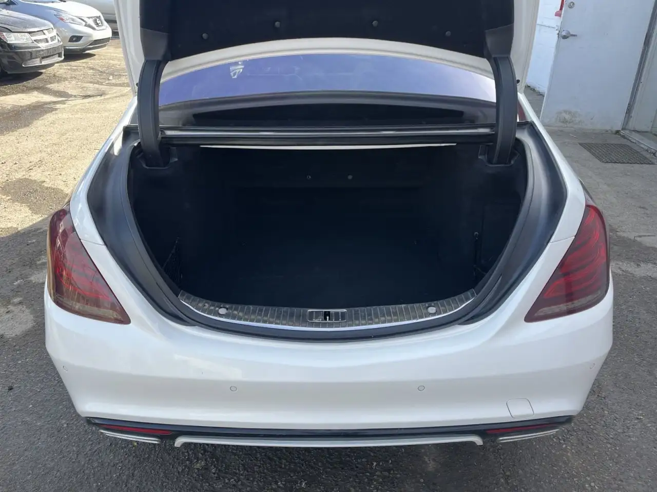 Mercedes-Benz S-Class снимка Mercedes-Benz S-Class