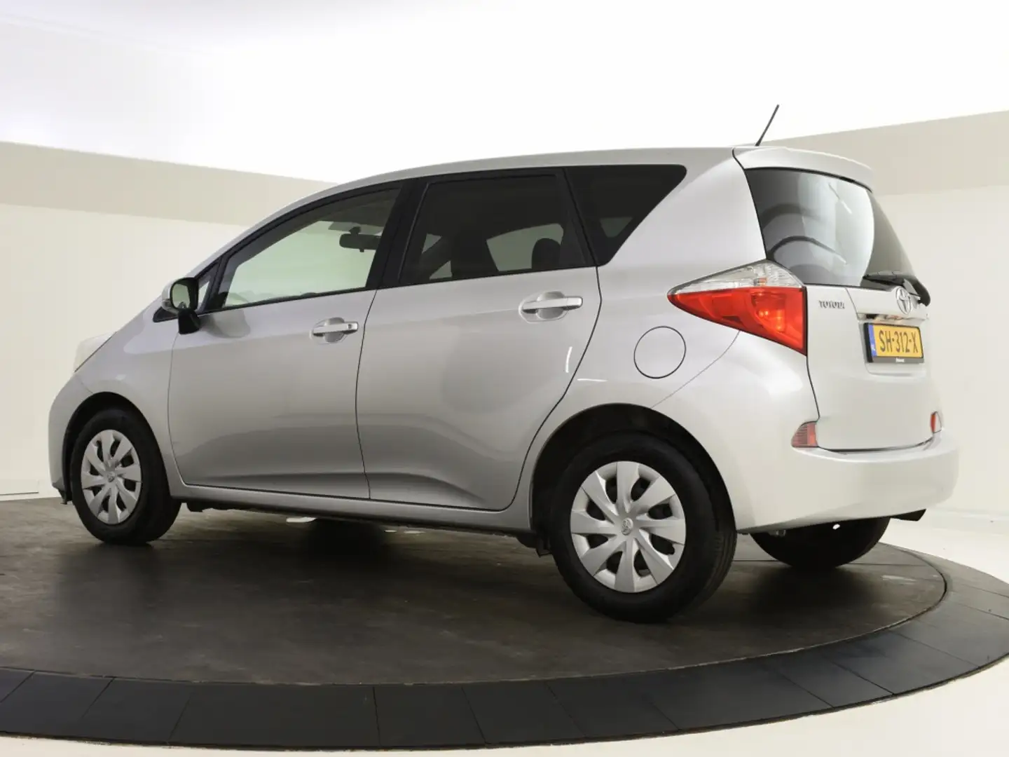 Toyota Verso-S 1.3 VVT-i Comfort Plus | Navigatie | Parkeersensor Grijs - 2