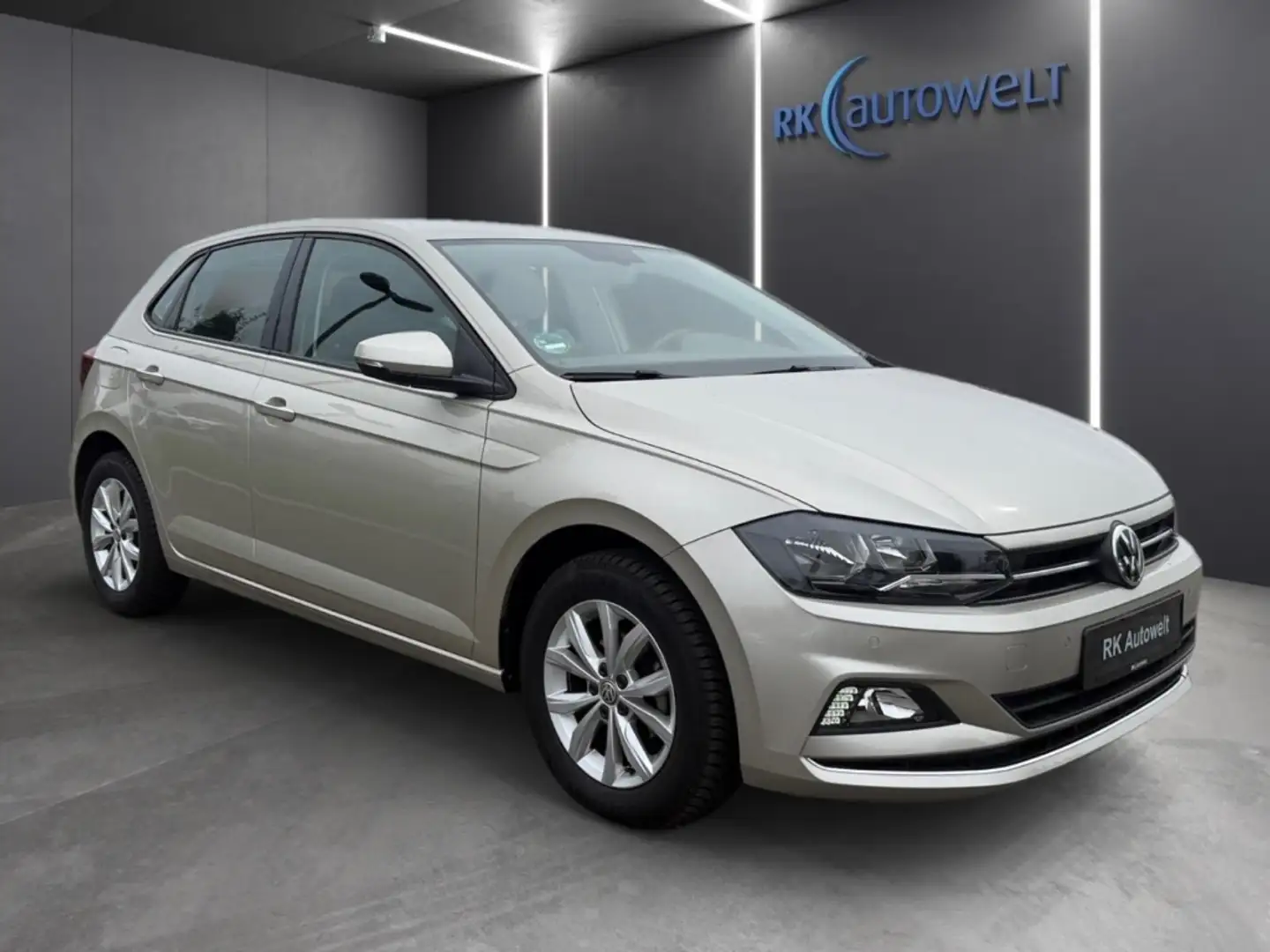 Volkswagen Polo VI Highline 1.0 TSI SHZ PDCv+h Серебристый - 2