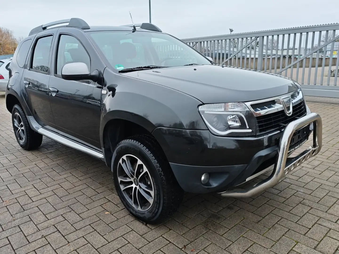 Dacia Duster Laureate 4x4 TÜV NEU Noir - 1
