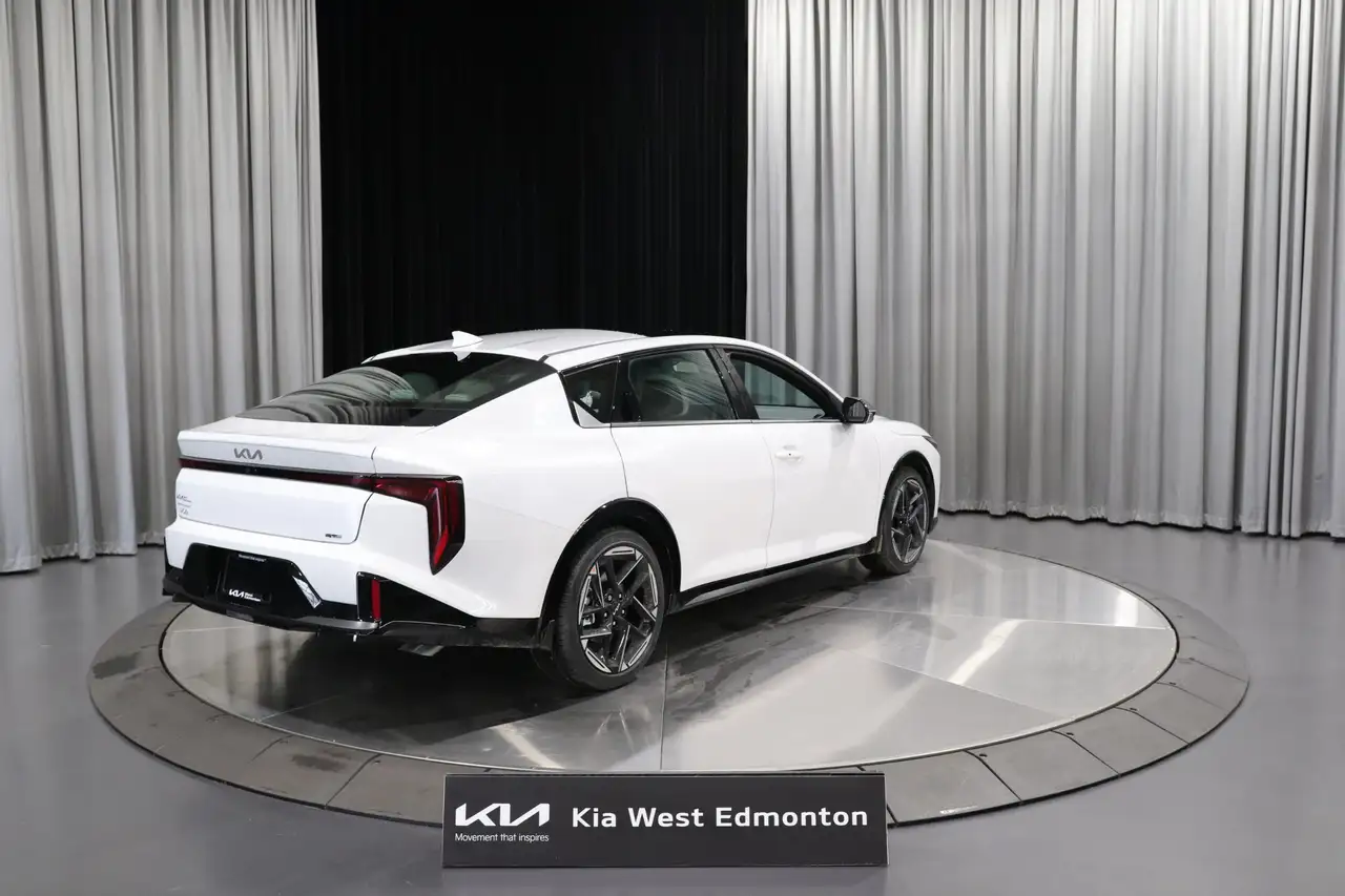 Kia K4 снимка Kia K4