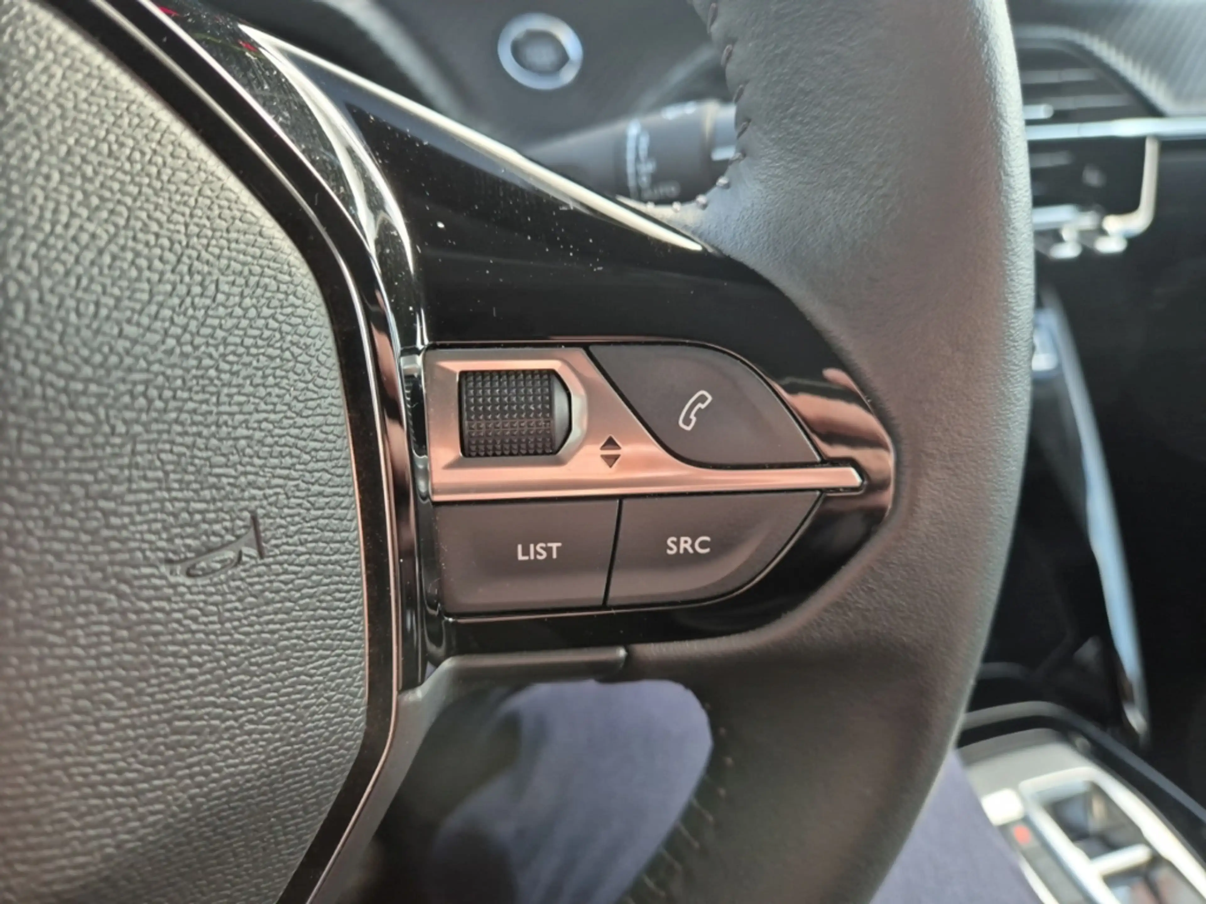 Peugeot 2008 e- Active Klimaautom Fahrerprofil DAB SHZ Spurhalt — photo 17