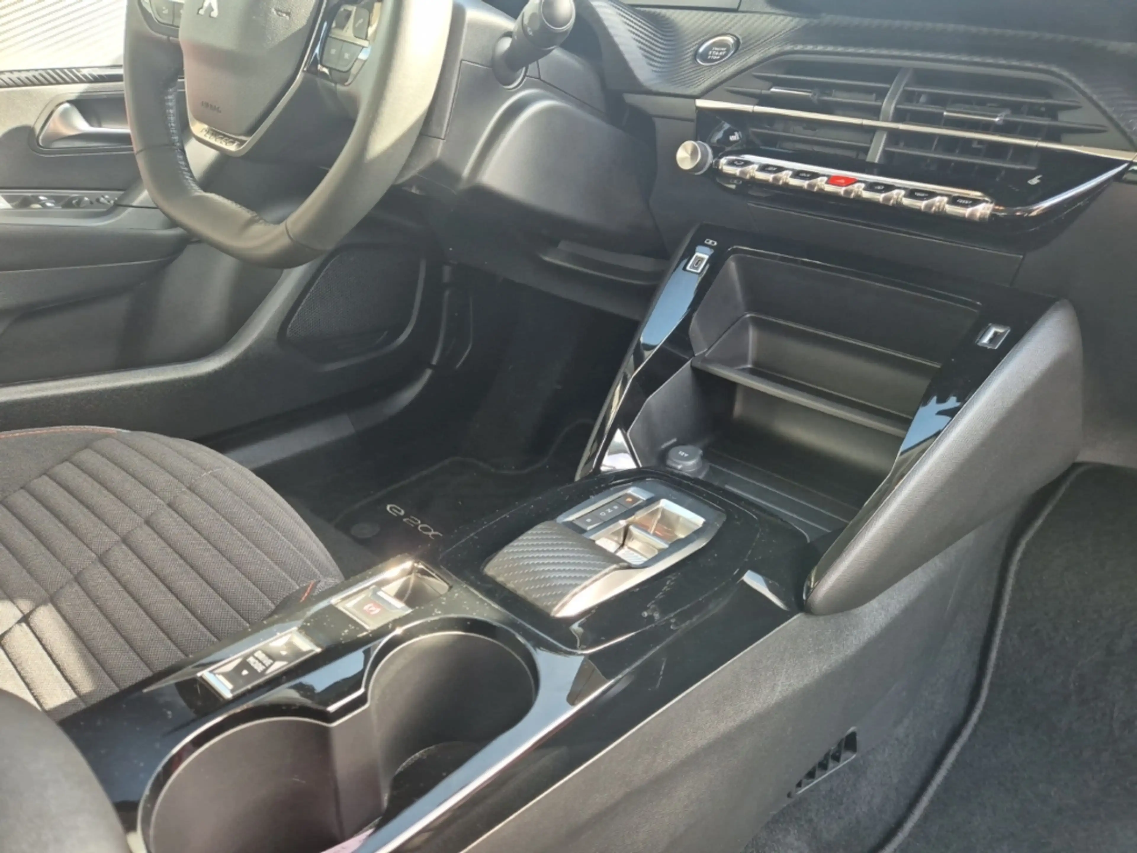 Peugeot 2008 e- Active Klimaautom Fahrerprofil DAB SHZ Spurhalt — photo 20