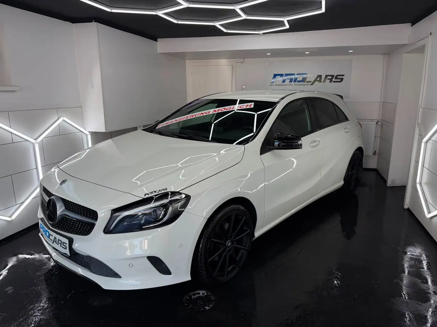 Mercedes-Benz A 180 A 180 BlueEfficiency AMG-Line Weiß - 1