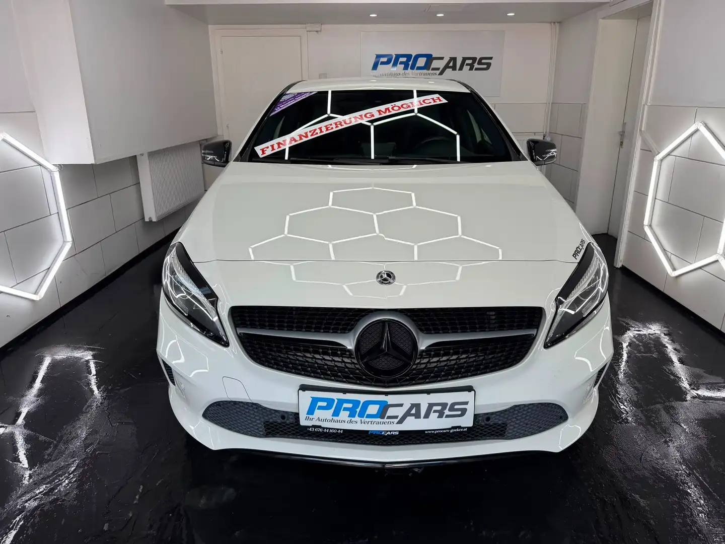Mercedes-Benz A 180 A 180 BlueEfficiency AMG-Line Weiß - 2