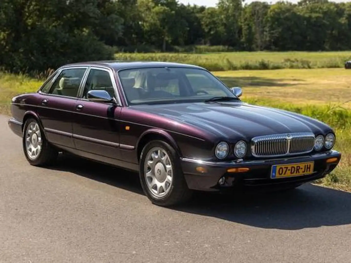 Daimler Super V8 4.0 SWB Mauve - 1