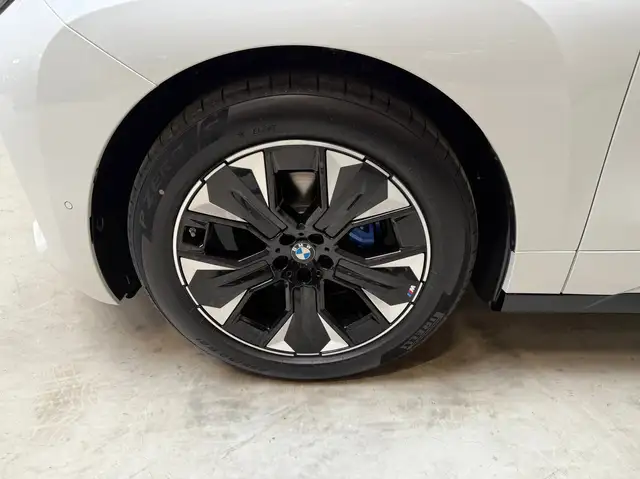 BMW Ix view 6