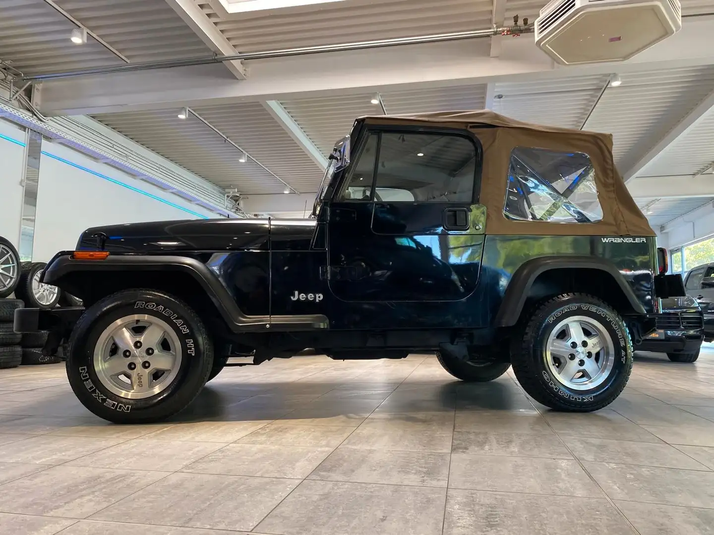 Jeep Wrangler 2.5 Benzin Soft Top *4x4 Allrad* Black - 1