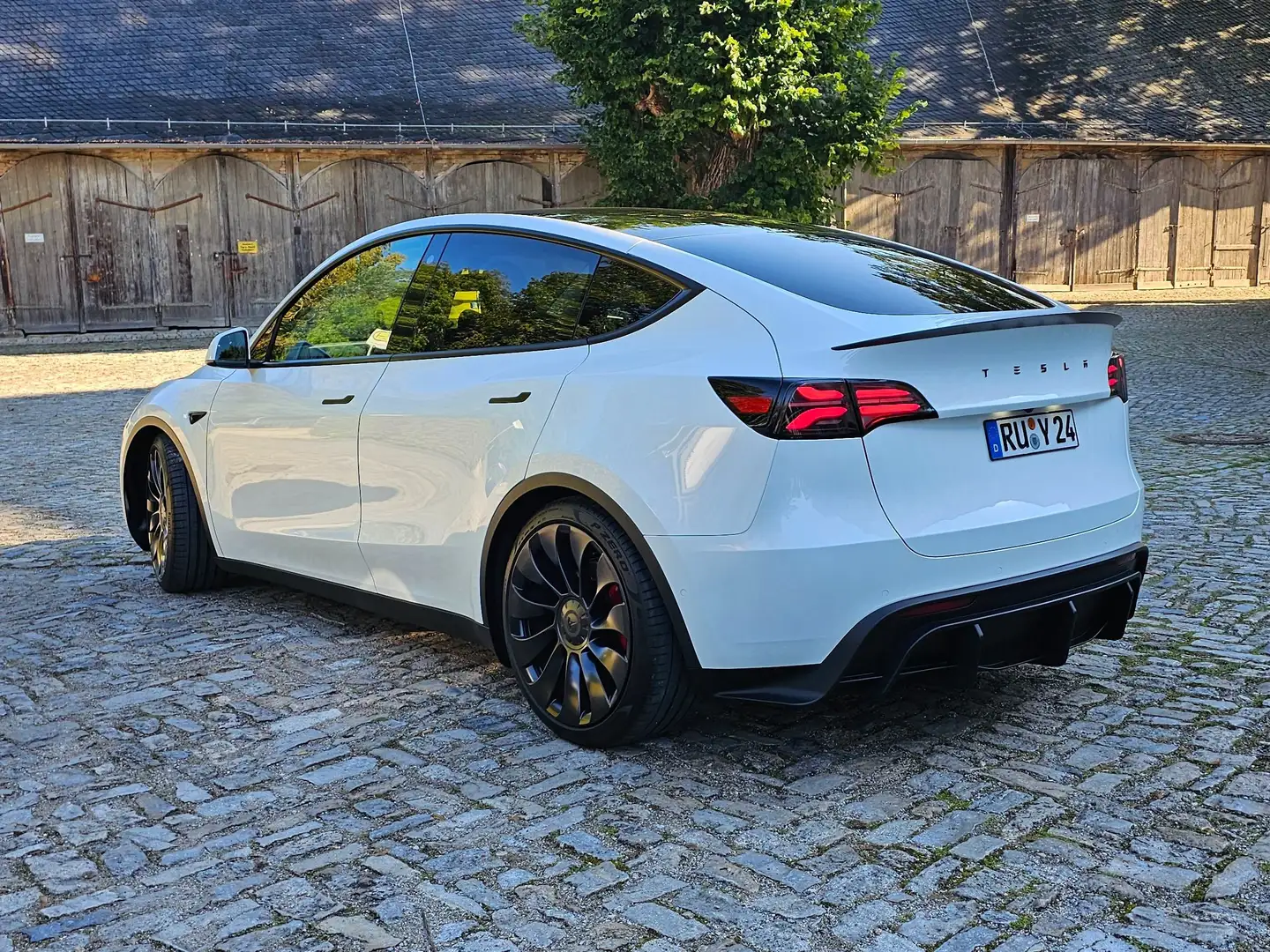 Tesla Model Y Performance Weiß - 2