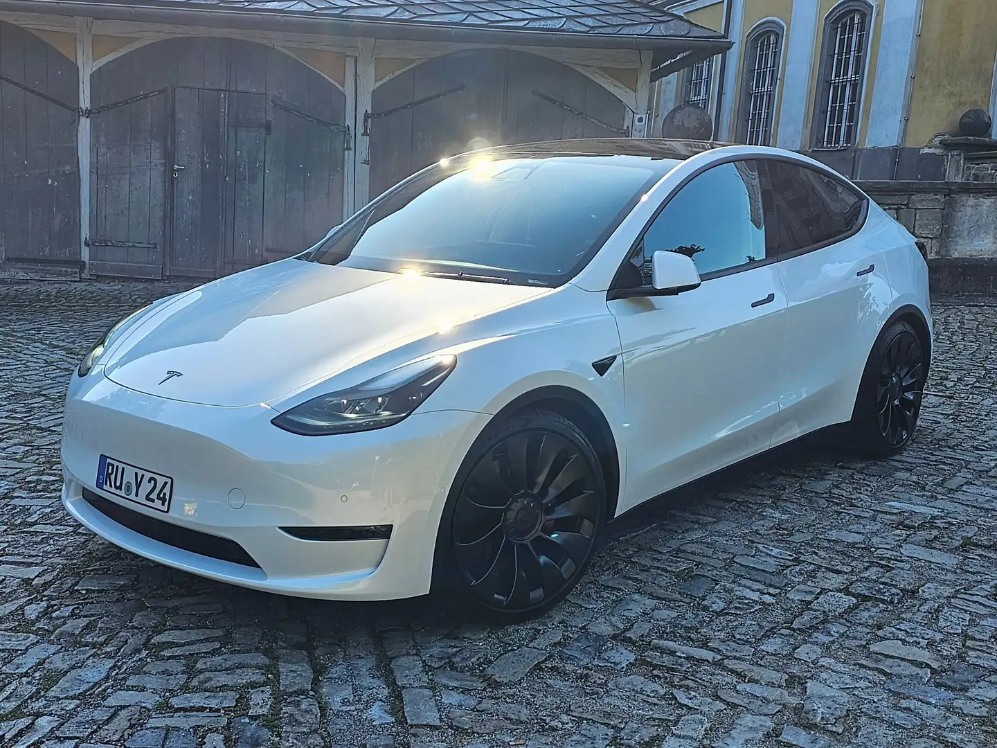 Tesla Model Y Performance Weiß - 1