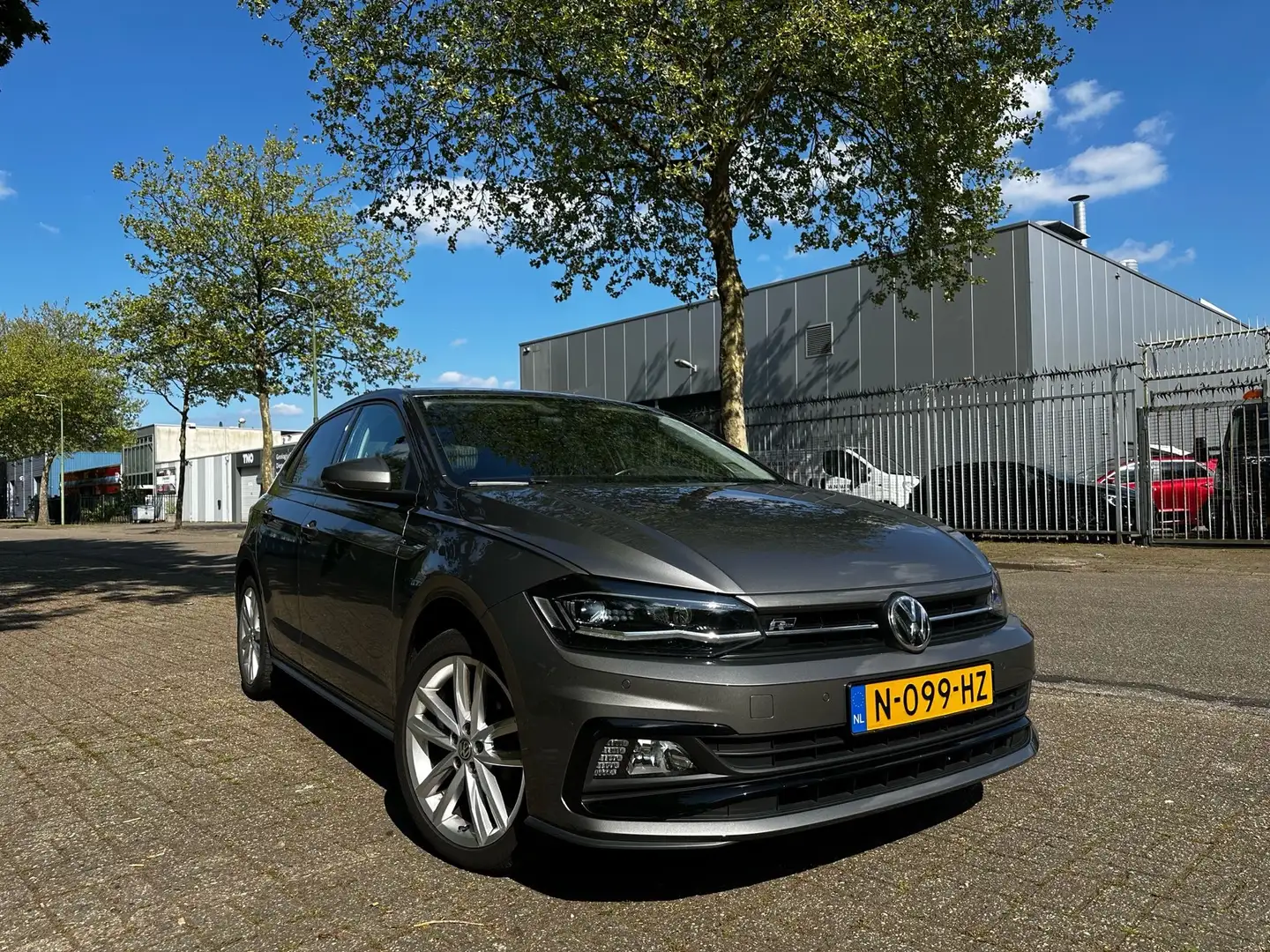 Volkswagen Polo 1.0 TSI Beats R-line Grijs - 1