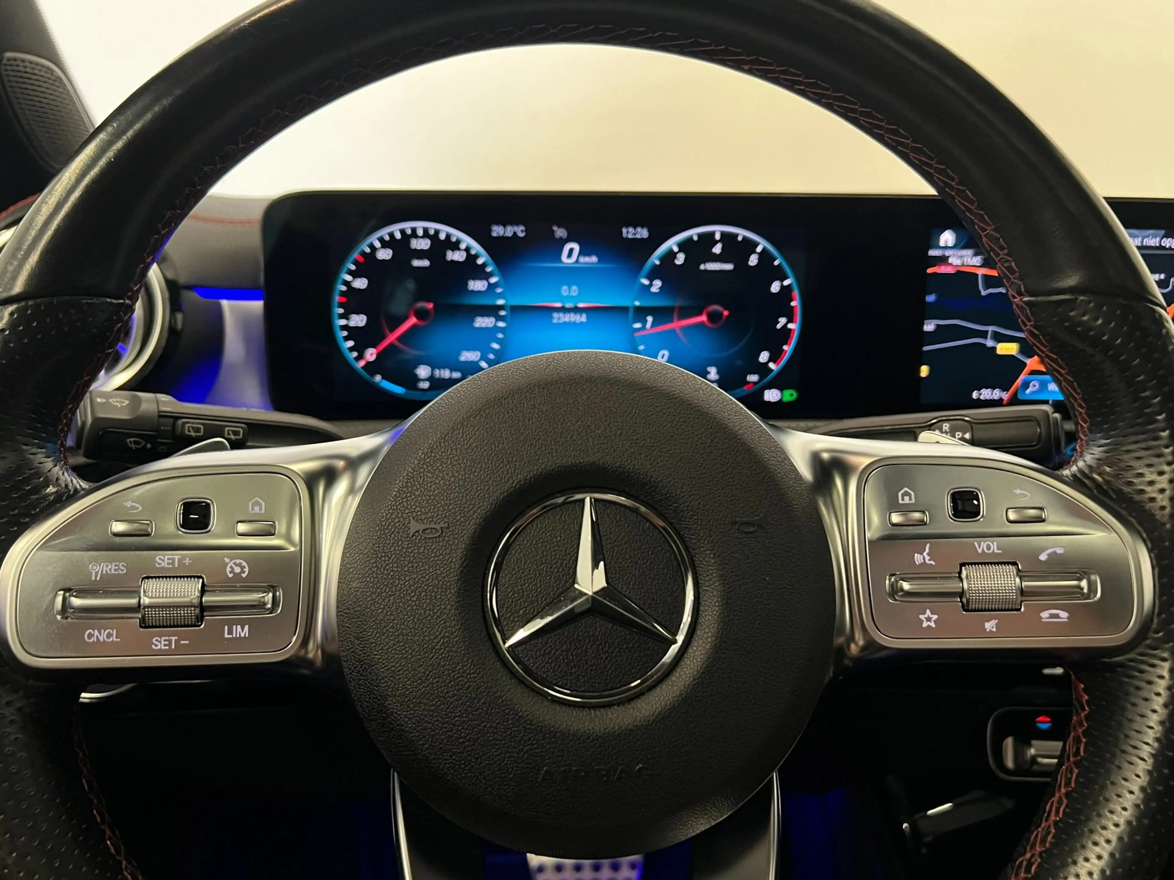 Mercedes-Benz CLA 200 Shooting Brake / AMG / Pano / NL-auto / Memory — photo 11