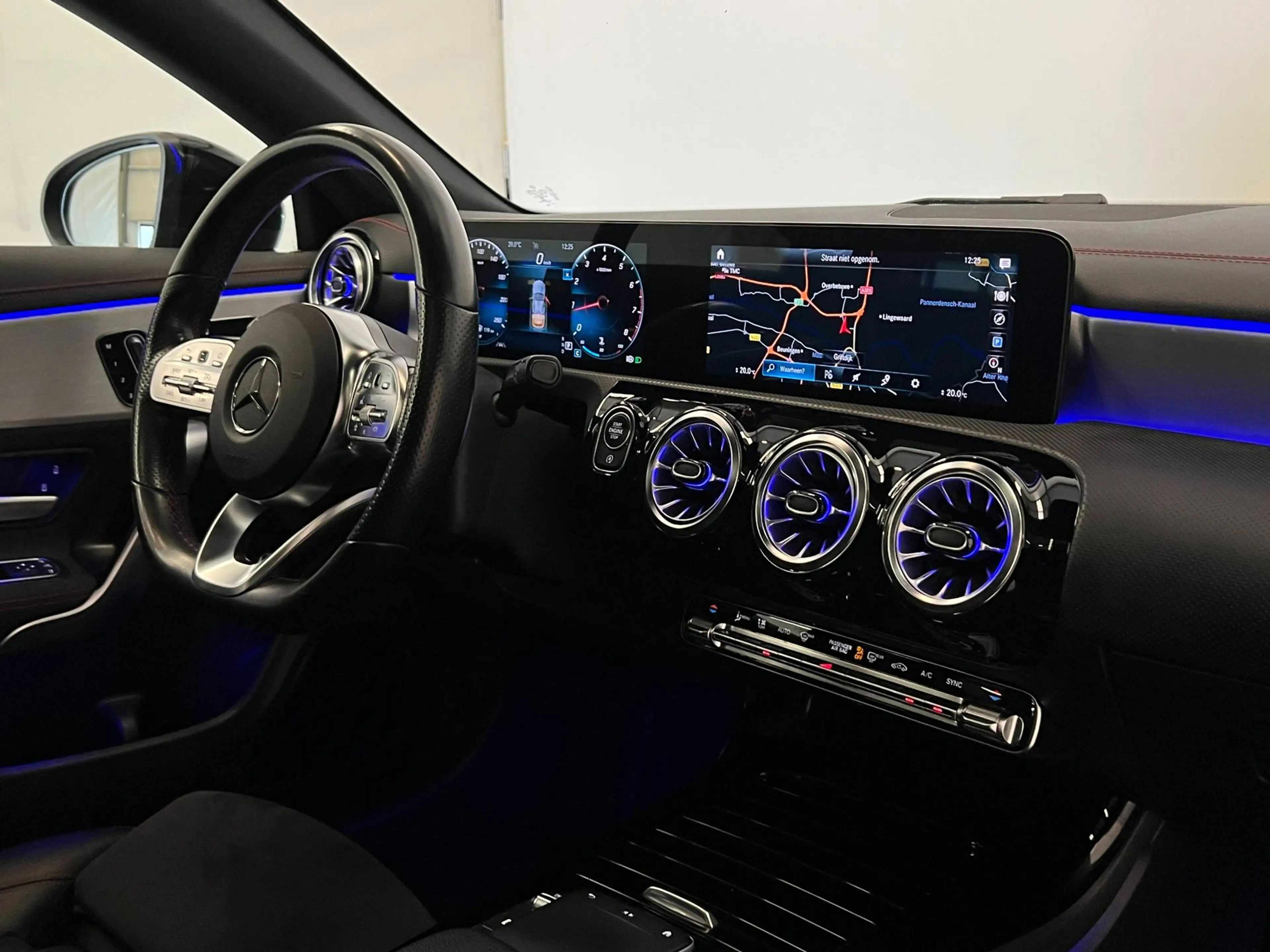 Mercedes-Benz CLA 200 Shooting Brake / AMG / Pano / NL-auto / Memory — photo 9