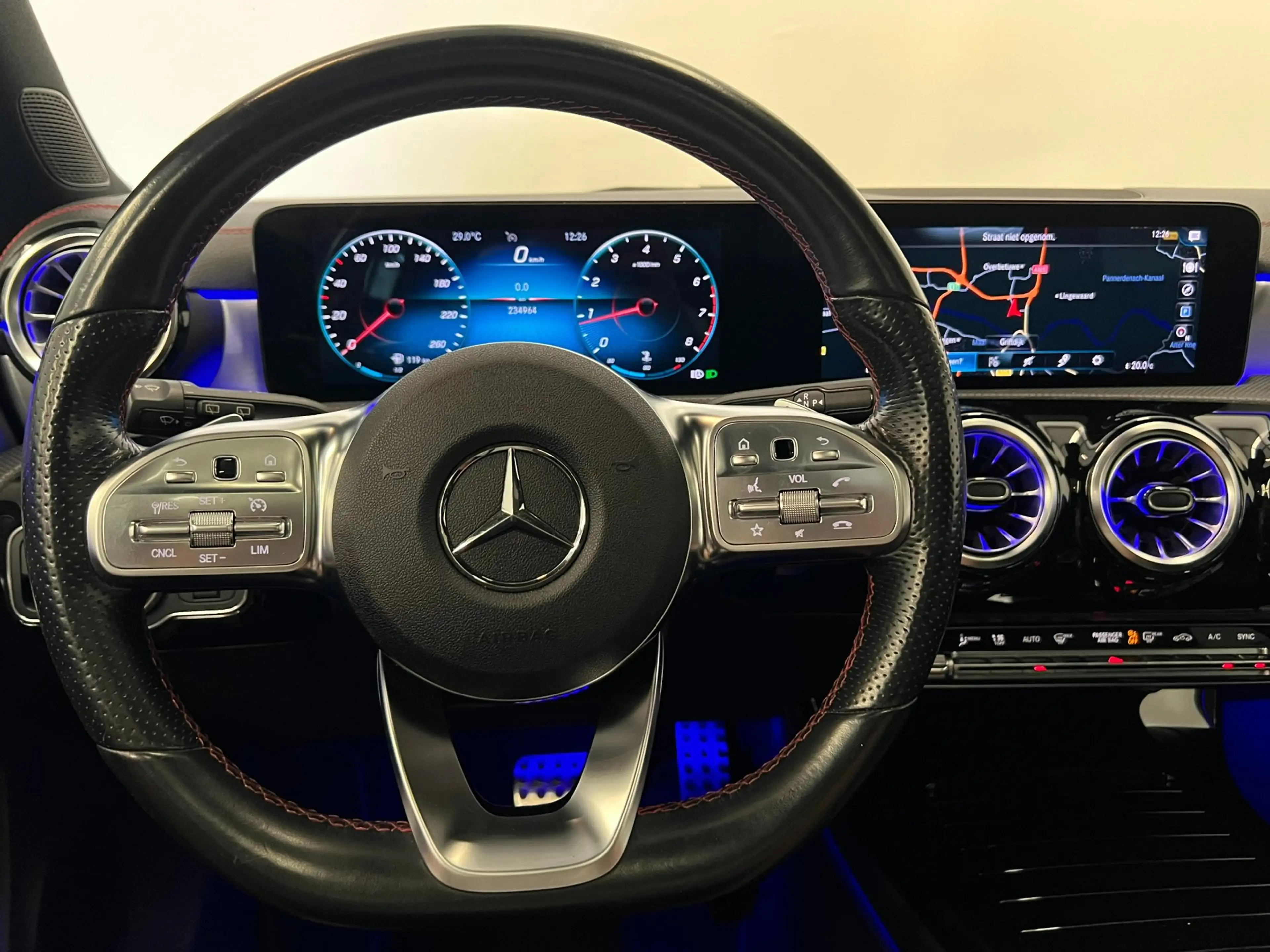 Mercedes-Benz CLA 200 Shooting Brake / AMG / Pano / NL-auto / Memory — photo 10