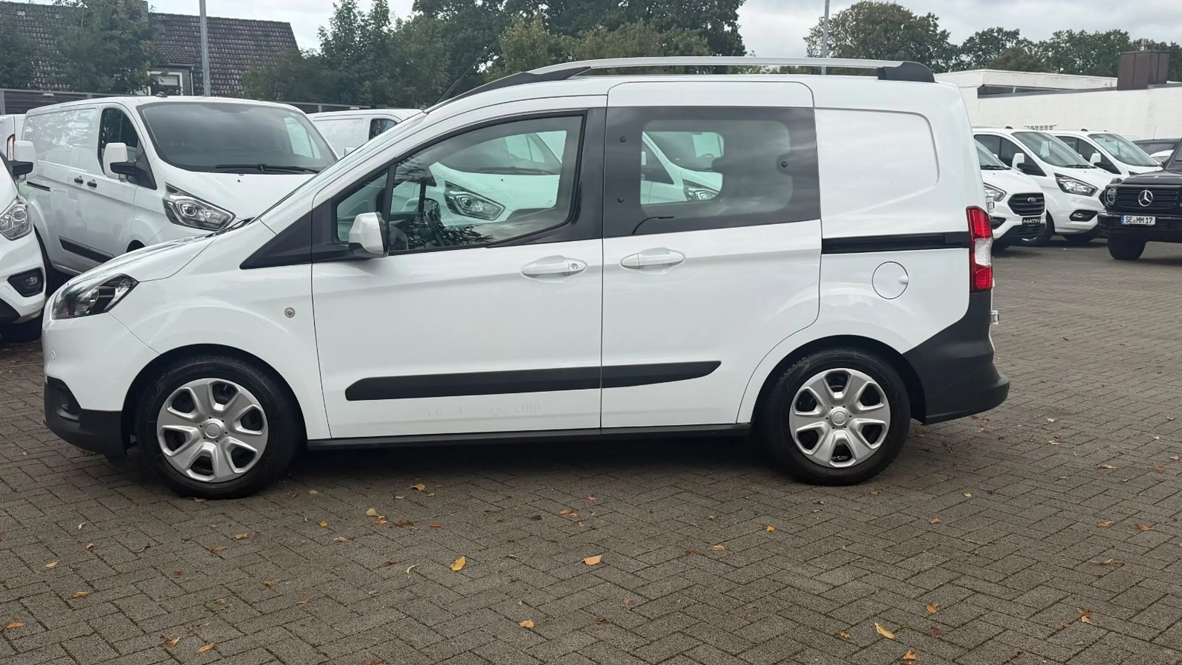 Ford Transit Courier TRANSIT COURIER TREND 5-SITZE/NAVI/KLIMA/SITZHZG — photo 8