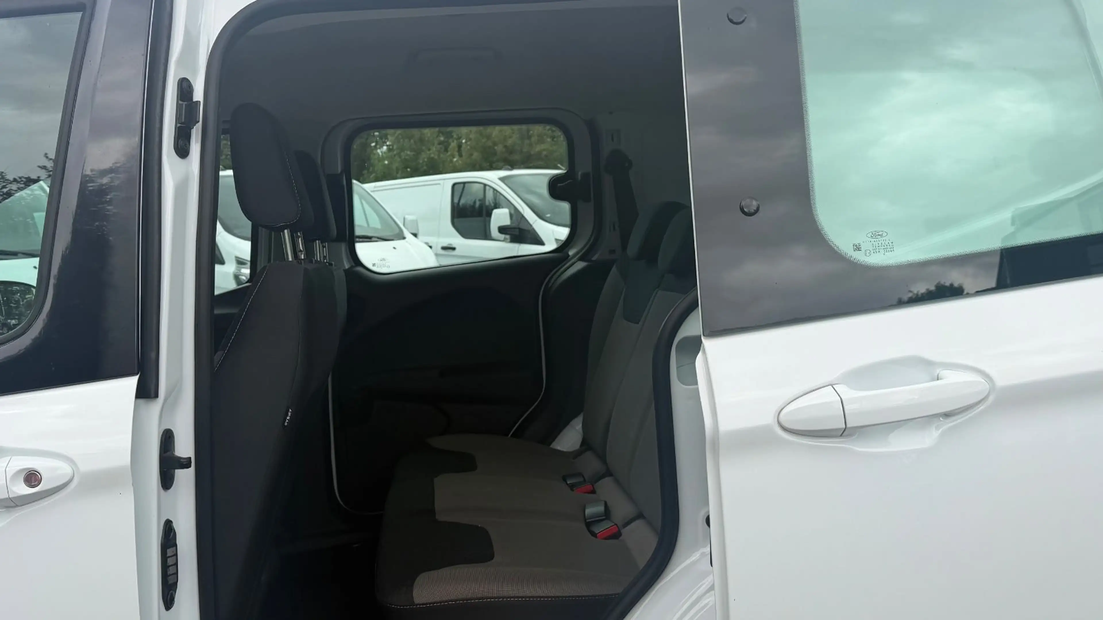 Ford Transit Courier TRANSIT COURIER TREND 5-SITZE/NAVI/KLIMA/SITZHZG — photo 12