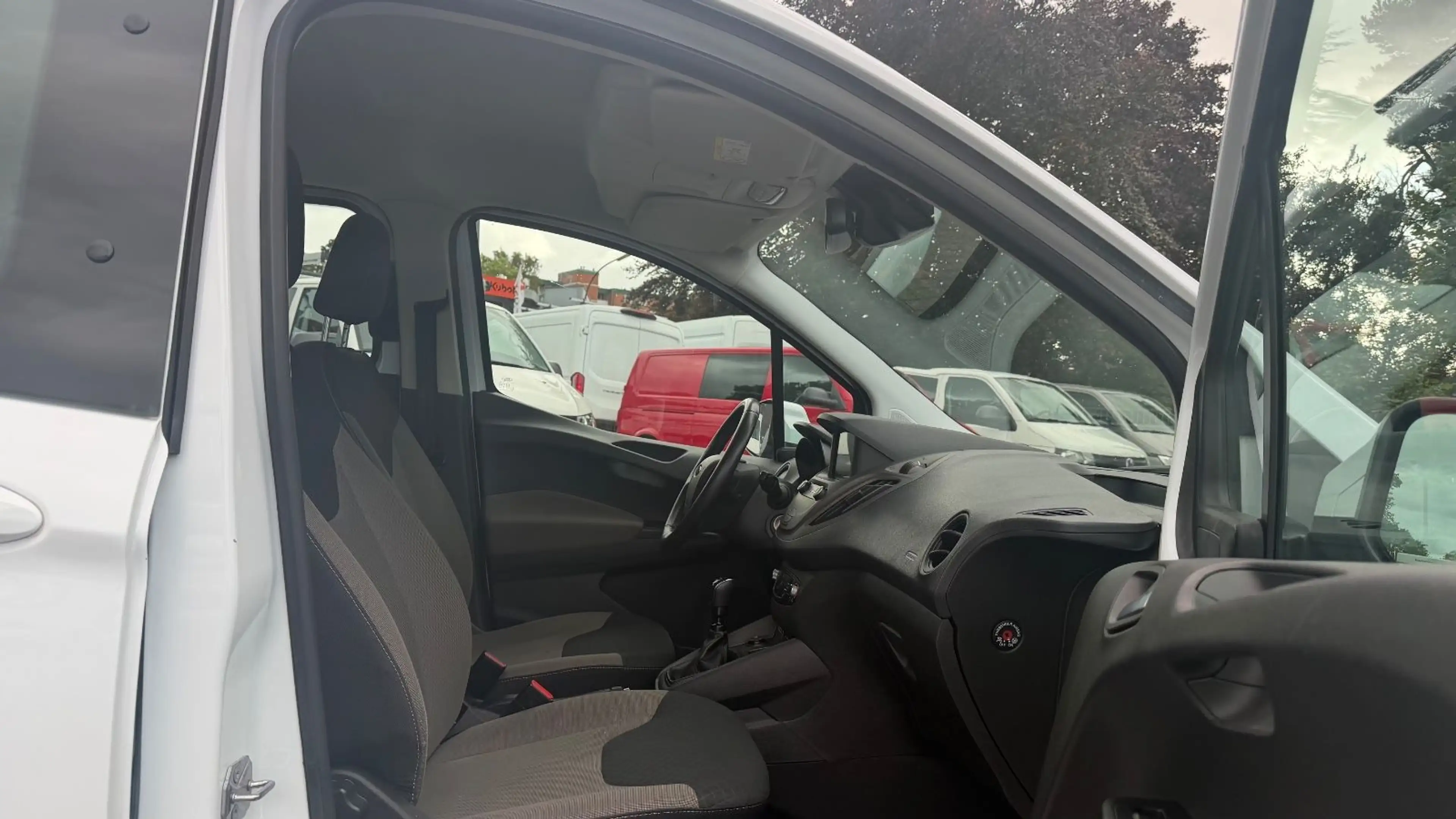 Ford Transit Courier TRANSIT COURIER TREND 5-SITZE/NAVI/KLIMA/SITZHZG — photo 10