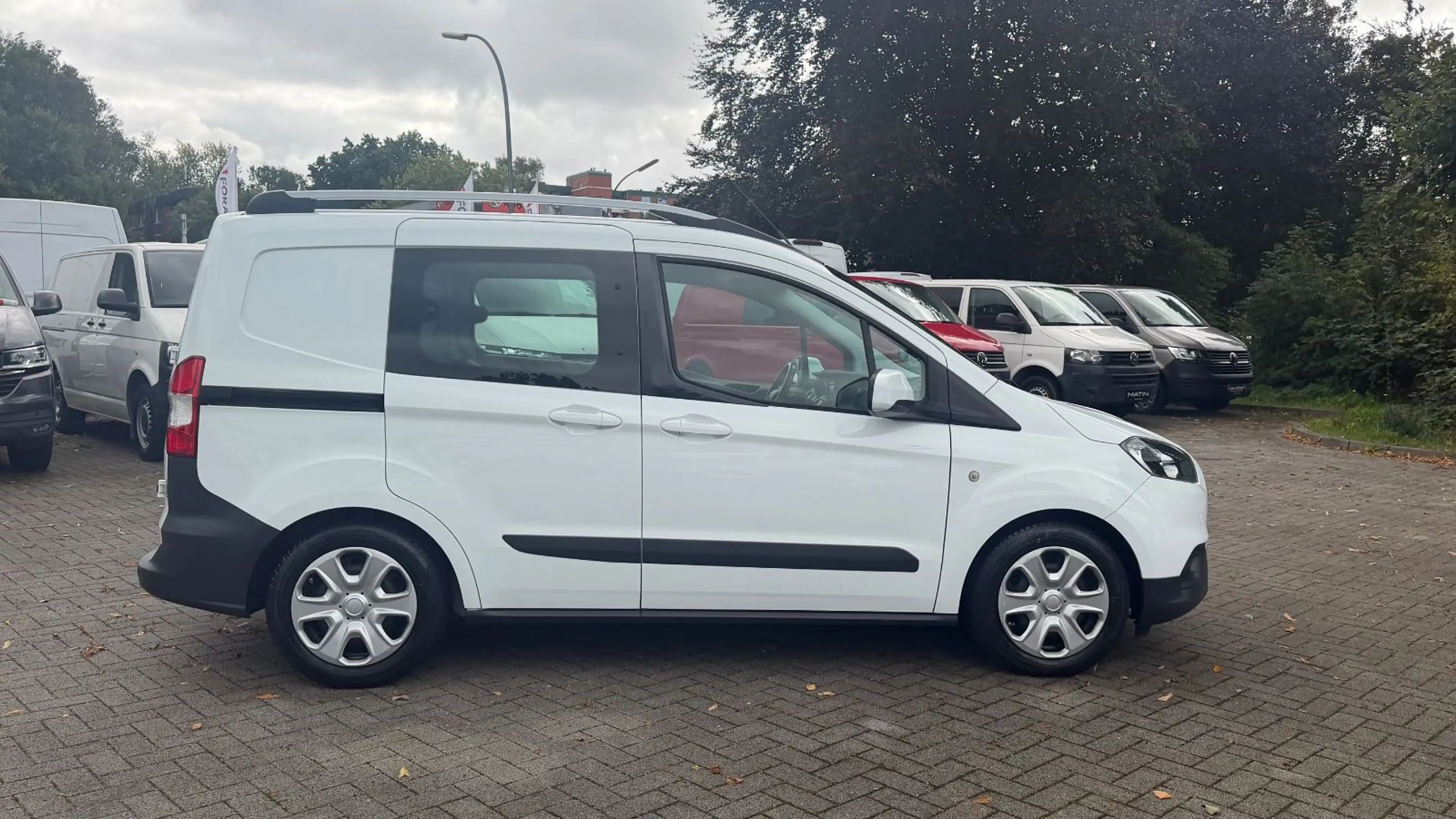 Ford Transit Courier TRANSIT COURIER TREND 5-SITZE/NAVI/KLIMA/SITZHZG — photo 4
