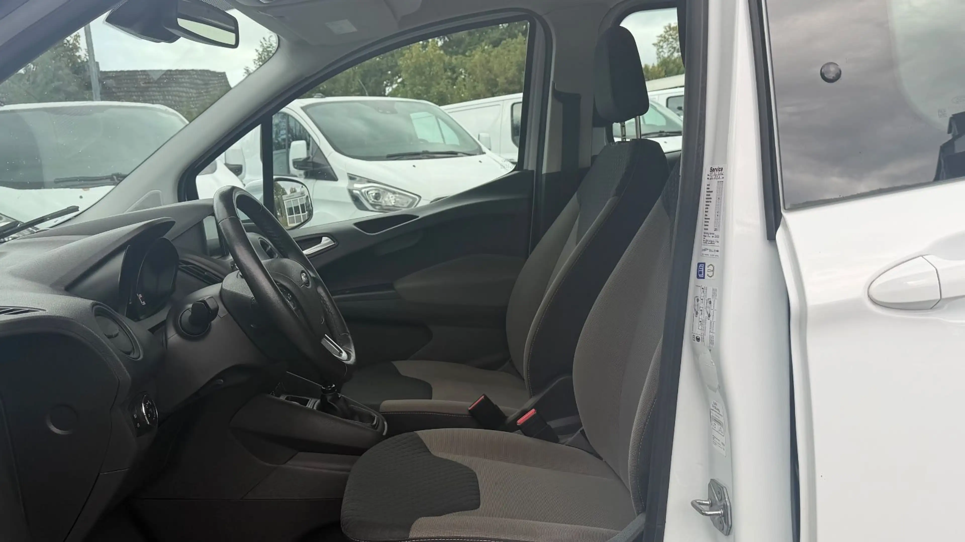 Ford Transit Courier TRANSIT COURIER TREND 5-SITZE/NAVI/KLIMA/SITZHZG — photo 9