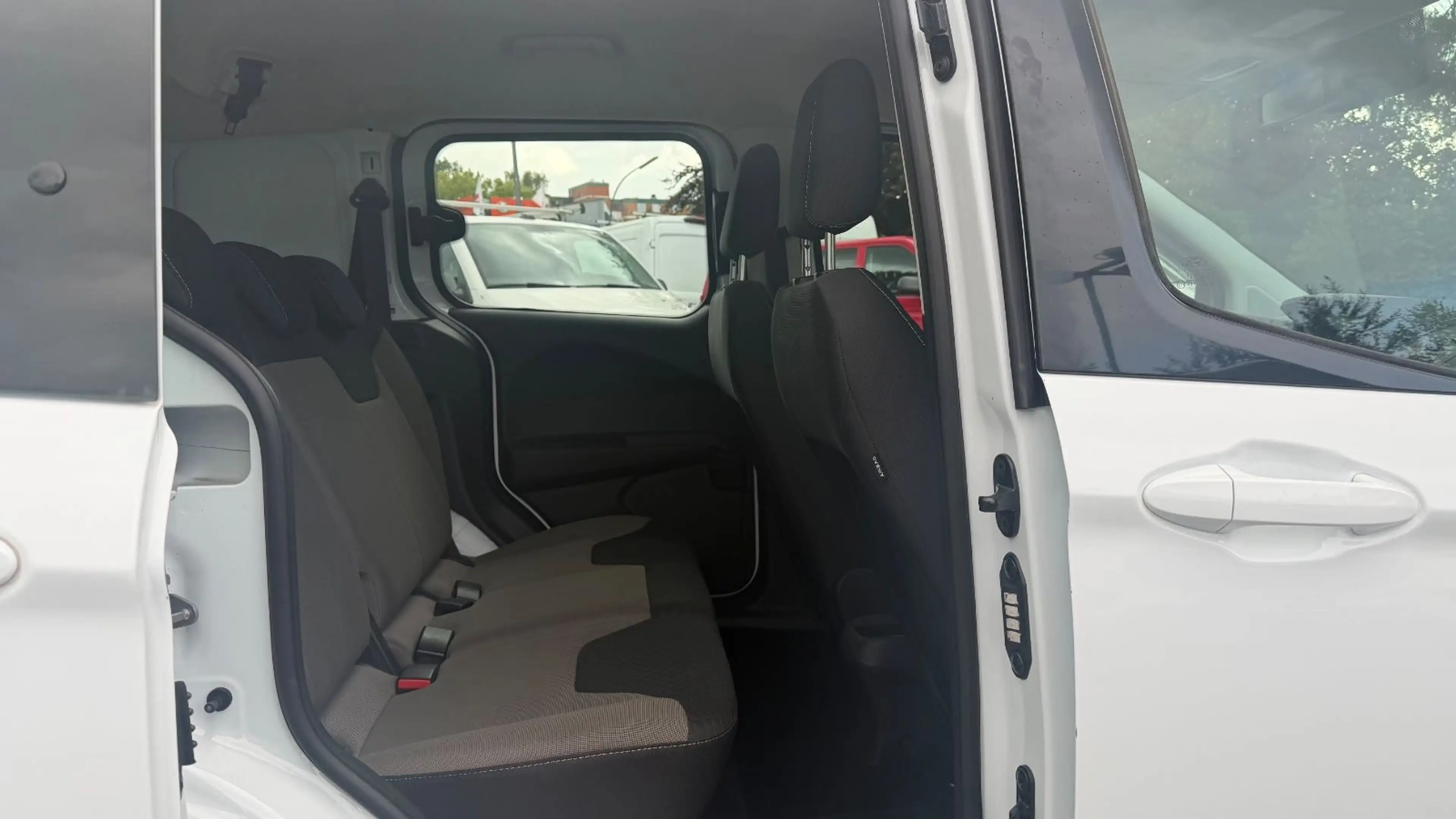 Ford Transit Courier TRANSIT COURIER TREND 5-SITZE/NAVI/KLIMA/SITZHZG — photo 11