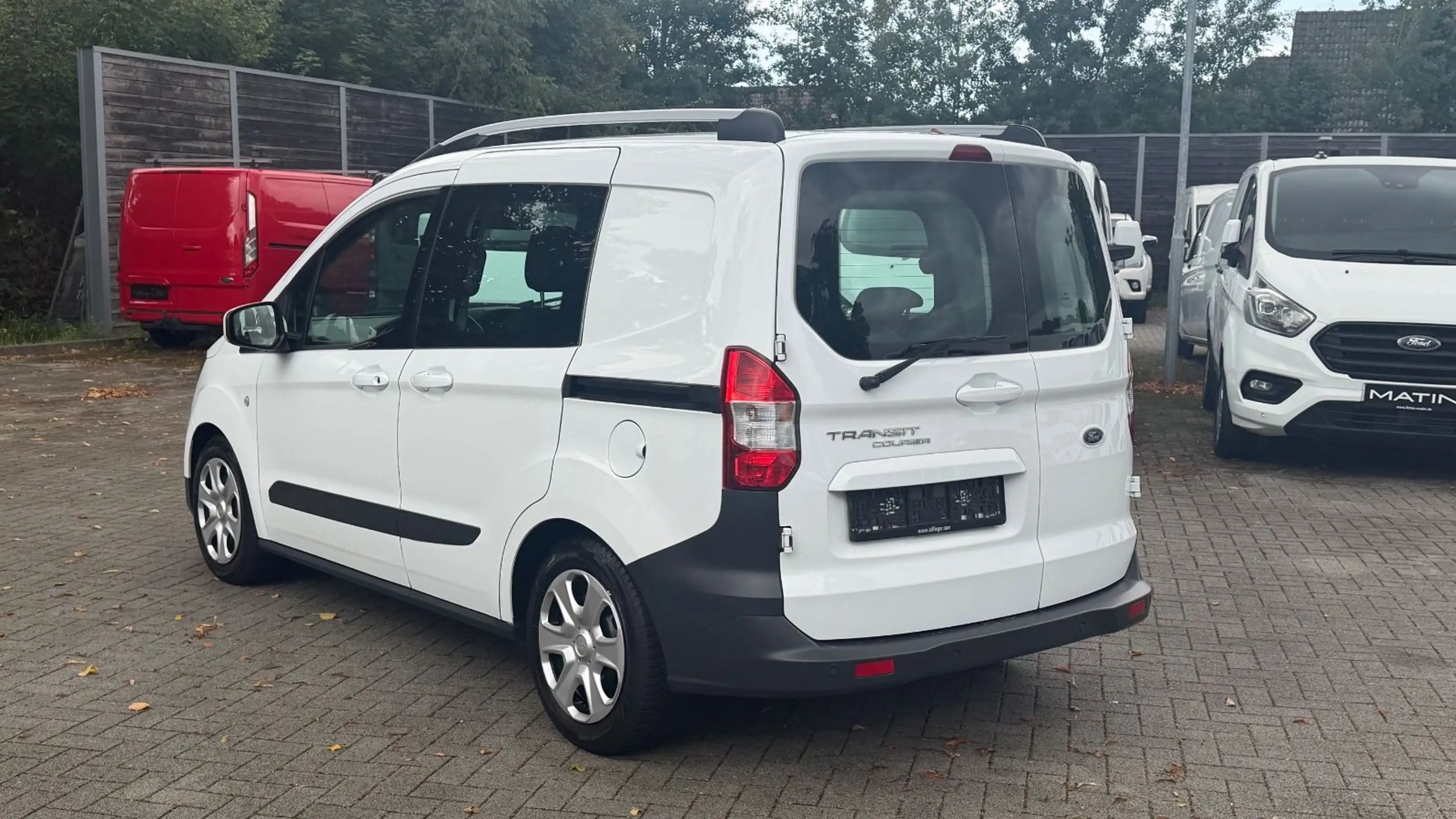 Ford Transit Courier TRANSIT COURIER TREND 5-SITZE/NAVI/KLIMA/SITZHZG — photo 7