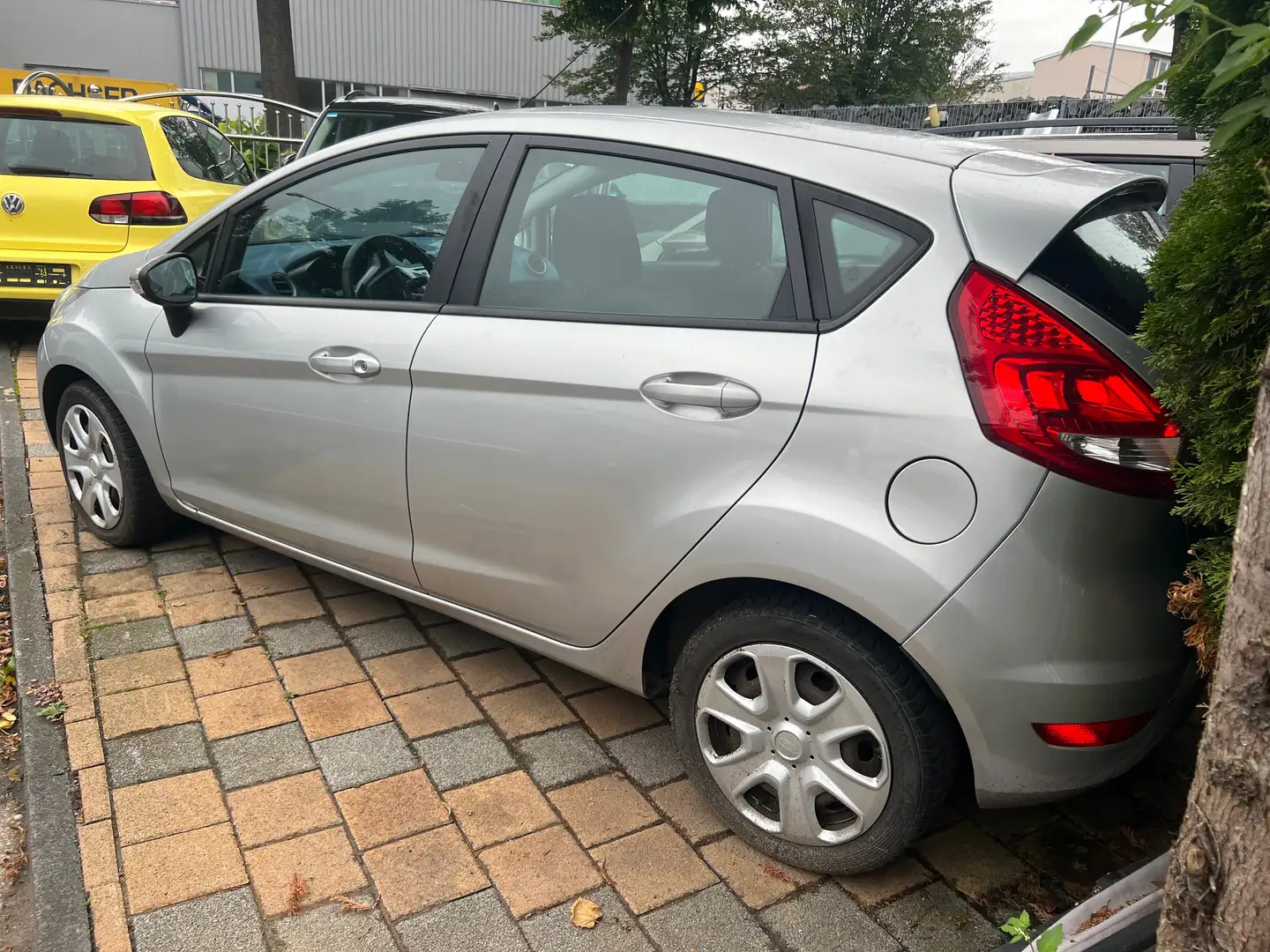 Ford Fiesta 1.25 Tüv neu 4 Türig 82PS 1.Hand Argent - 2