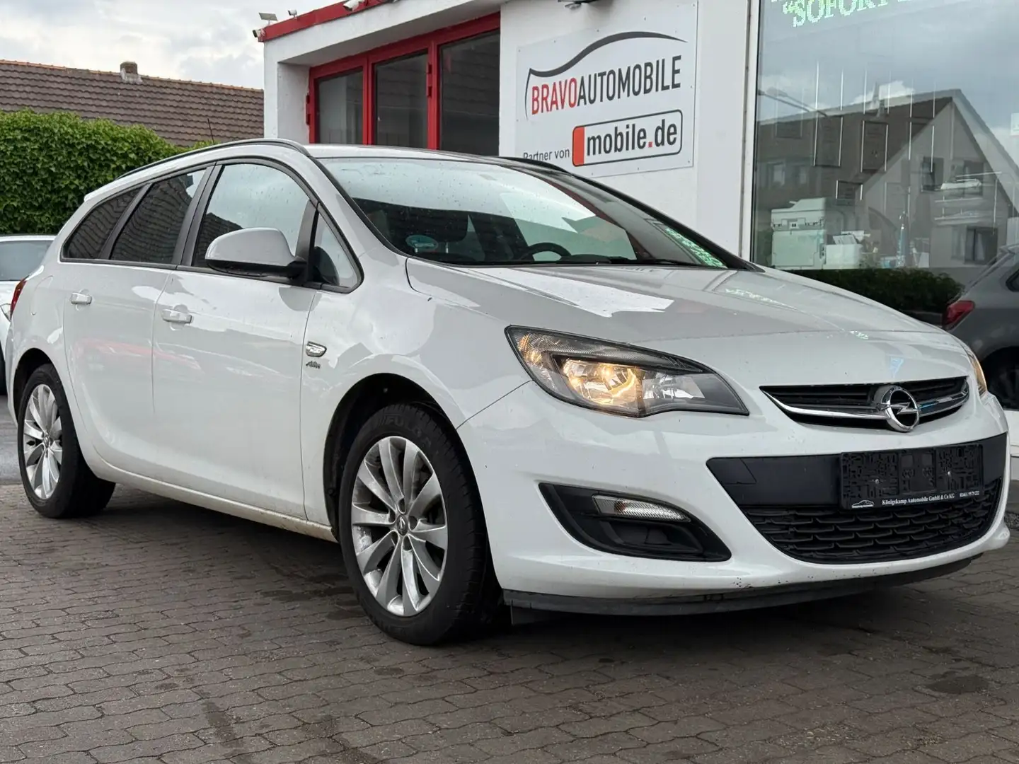 Opel Astra J Sports Tourer Active/2xKLIMAAUT./SHZ/LHZ bijela - 1