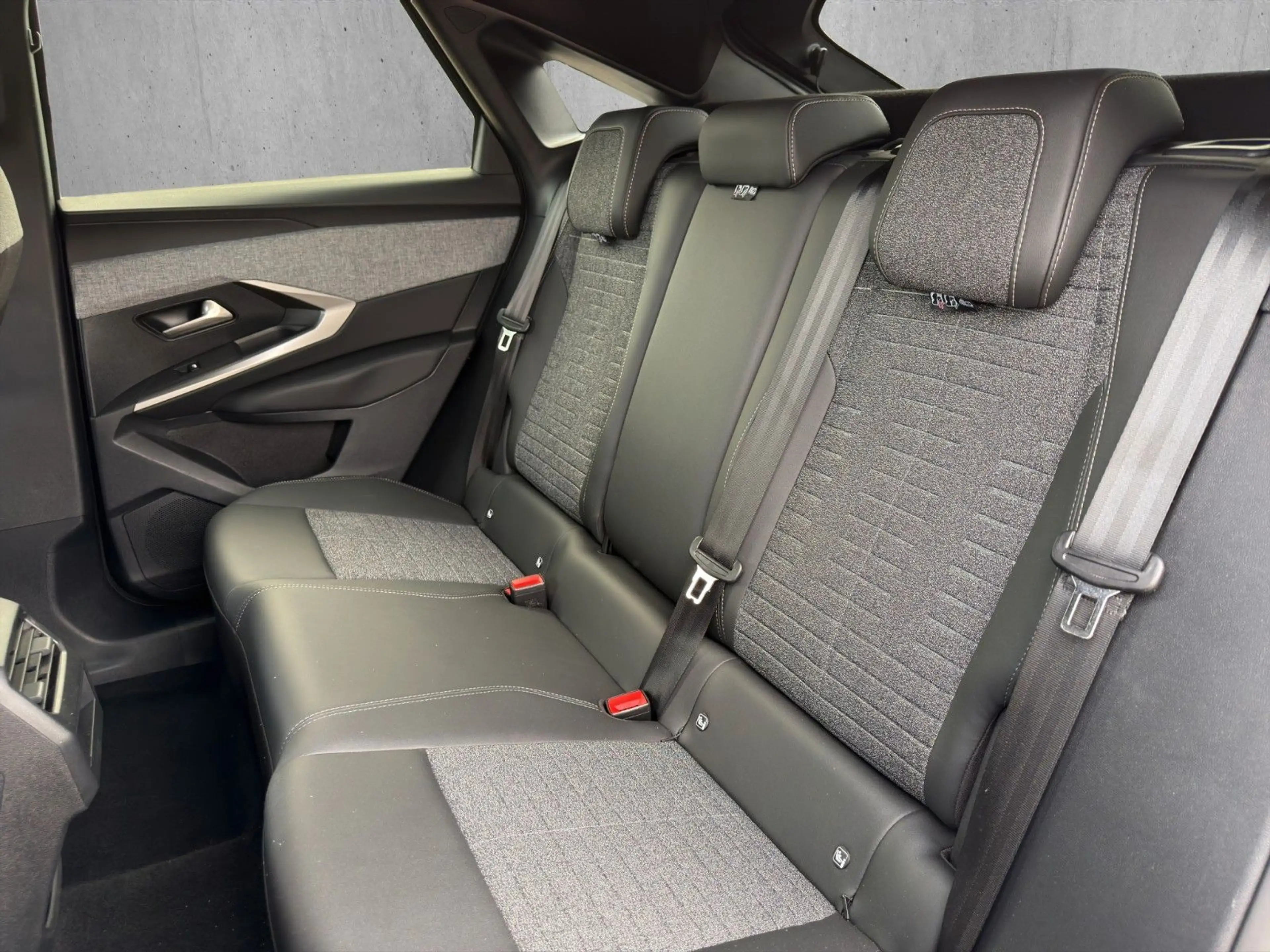 Peugeot 3008 Allure HYBRID 145  *360Kamera*ACC*SHZ — photo 11