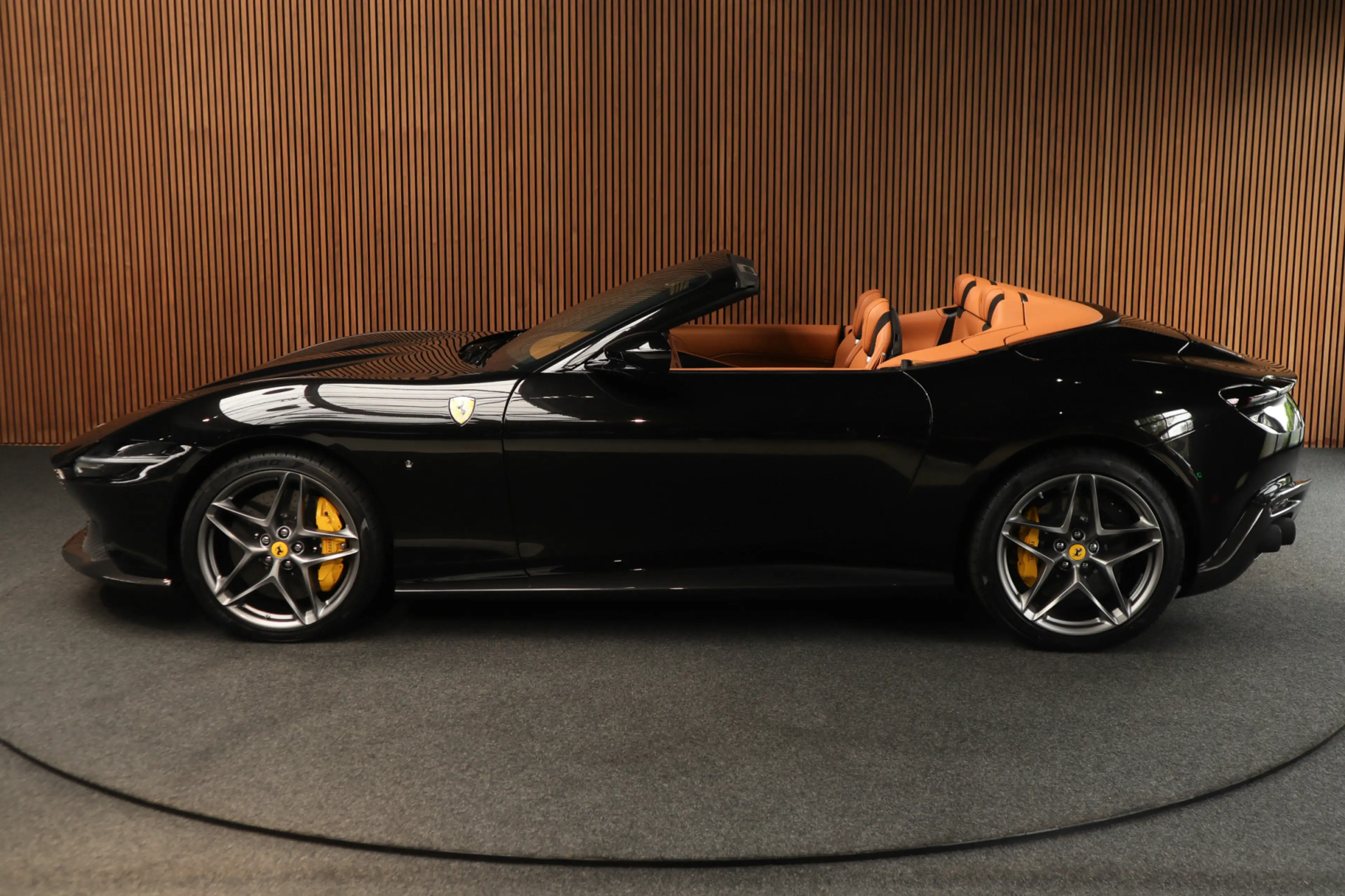 Ferrari Roma Spider 3.9 V8 Passenger Display-360-Carbon-Daytona — photo 4