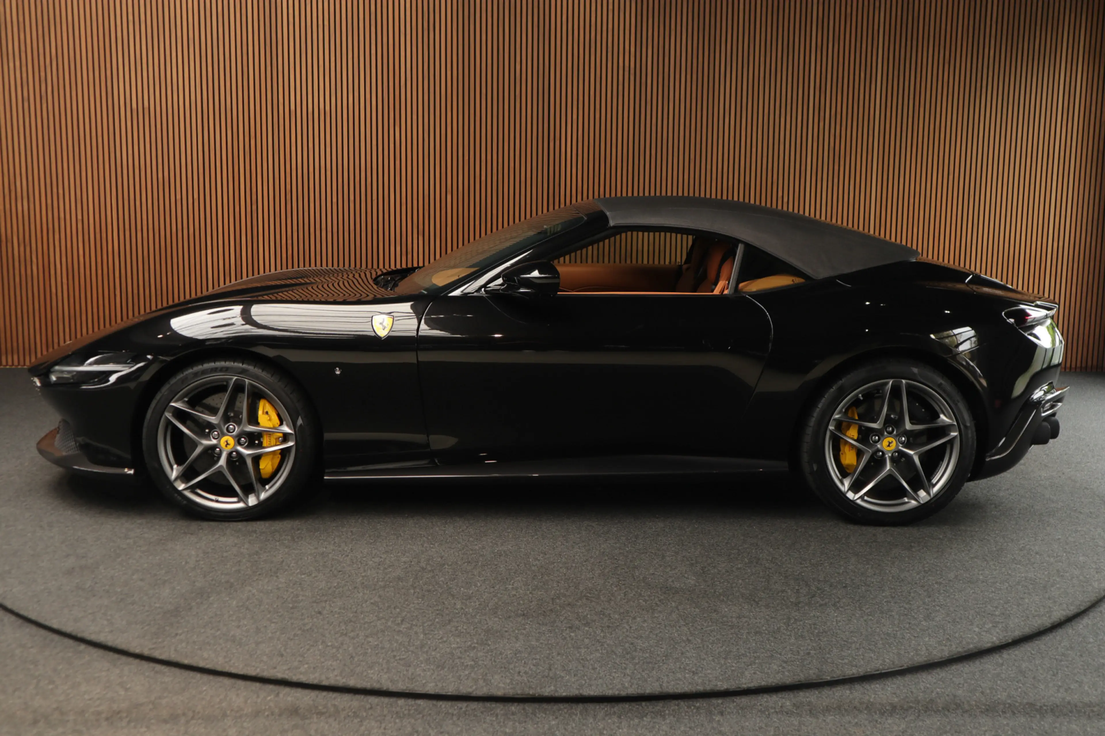 Ferrari Roma Spider 3.9 V8 Passenger Display-360-Carbon-Daytona — photo 3
