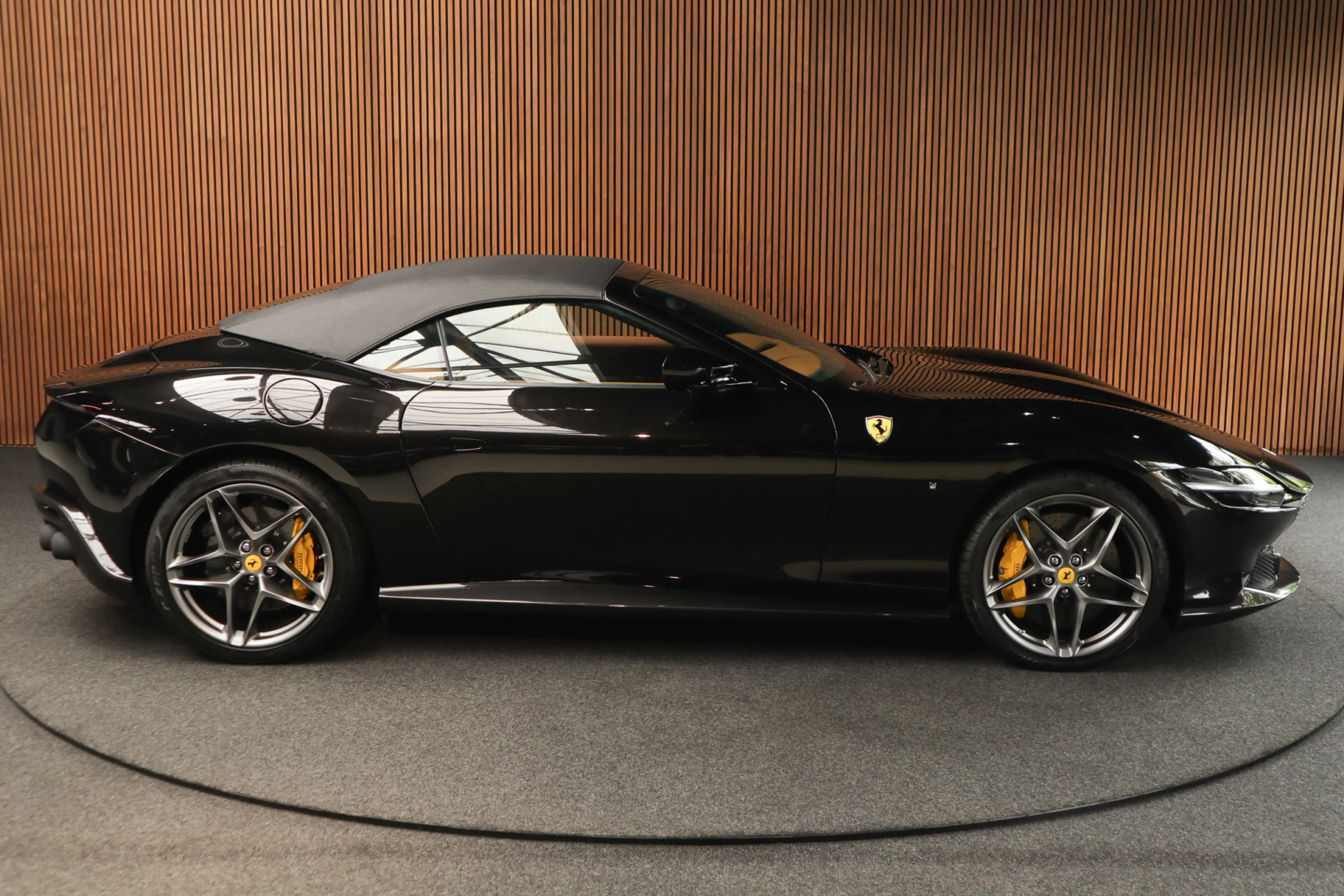 Ferrari Roma Spider 3.9 V8 Passenger Display-360-Carbon-Daytona — photo 11