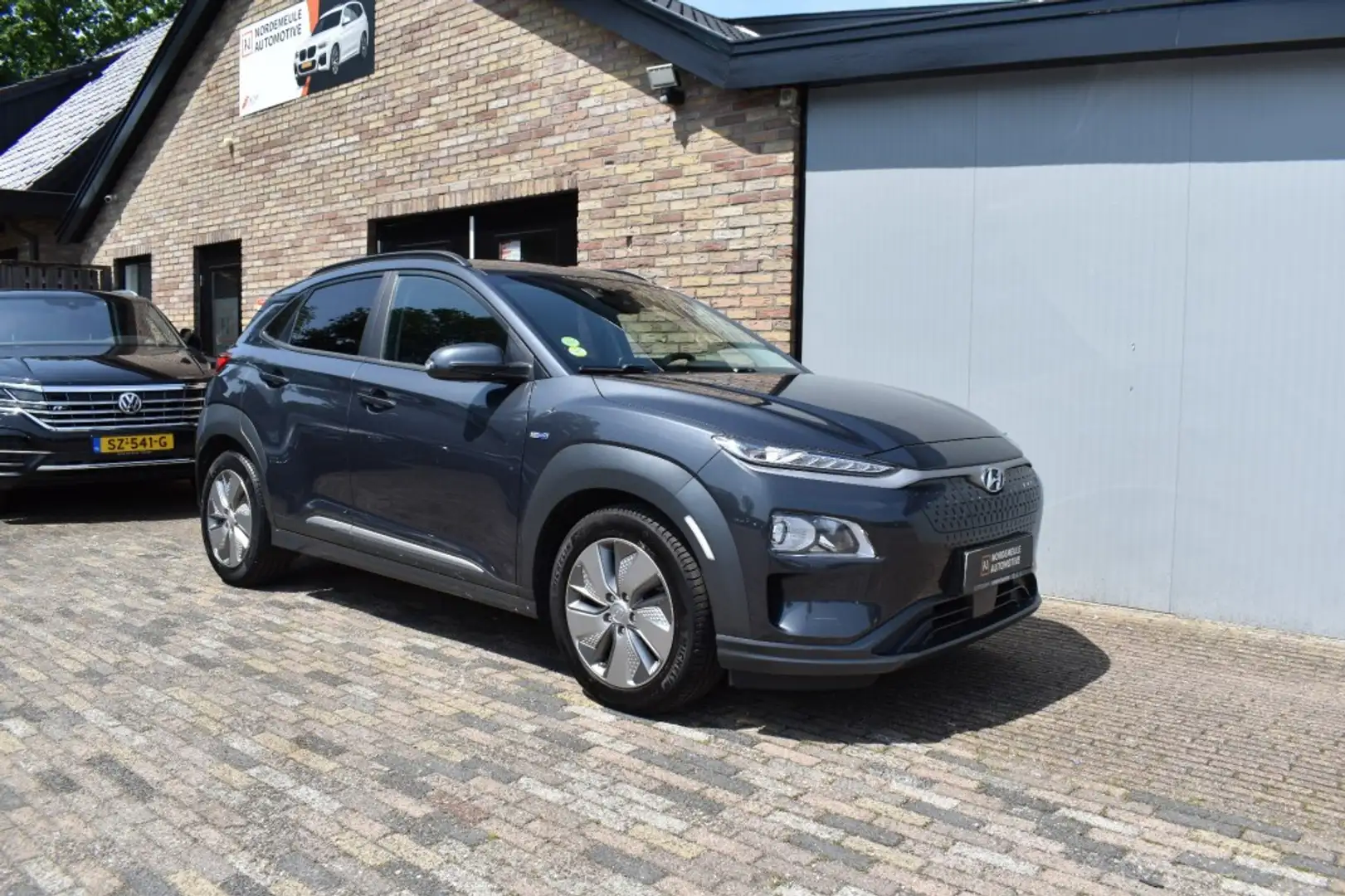 Hyundai KONA EV COMFORT 64 KWH, ACC, Navi, Camera Grijs - 2