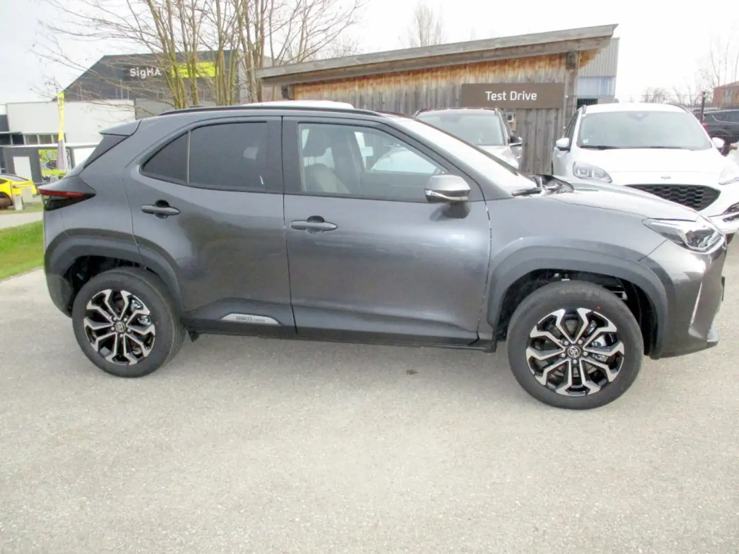 Toyota Yaris Cross 1,5 HSD Active Drive + Safety P Silber - 2