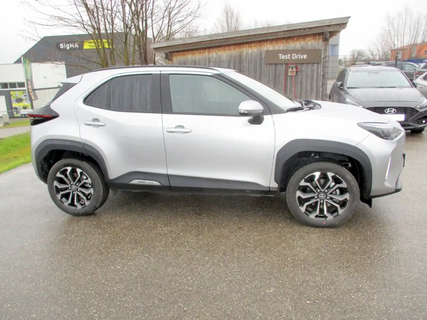 Toyota Yaris Cross 1,5 HSD Active Drive + Safety P Silber - 2