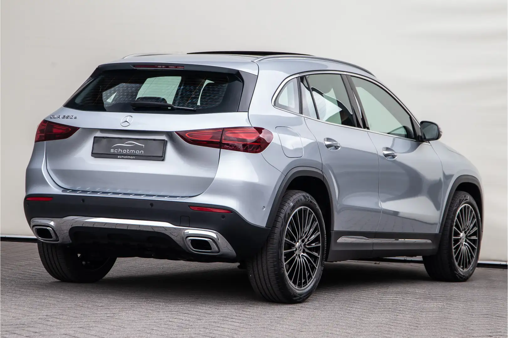 Mercedes-Benz GLA 250 e Luxury Line, Panorama, Key-Less, Hybrid 2024 Gris - 2