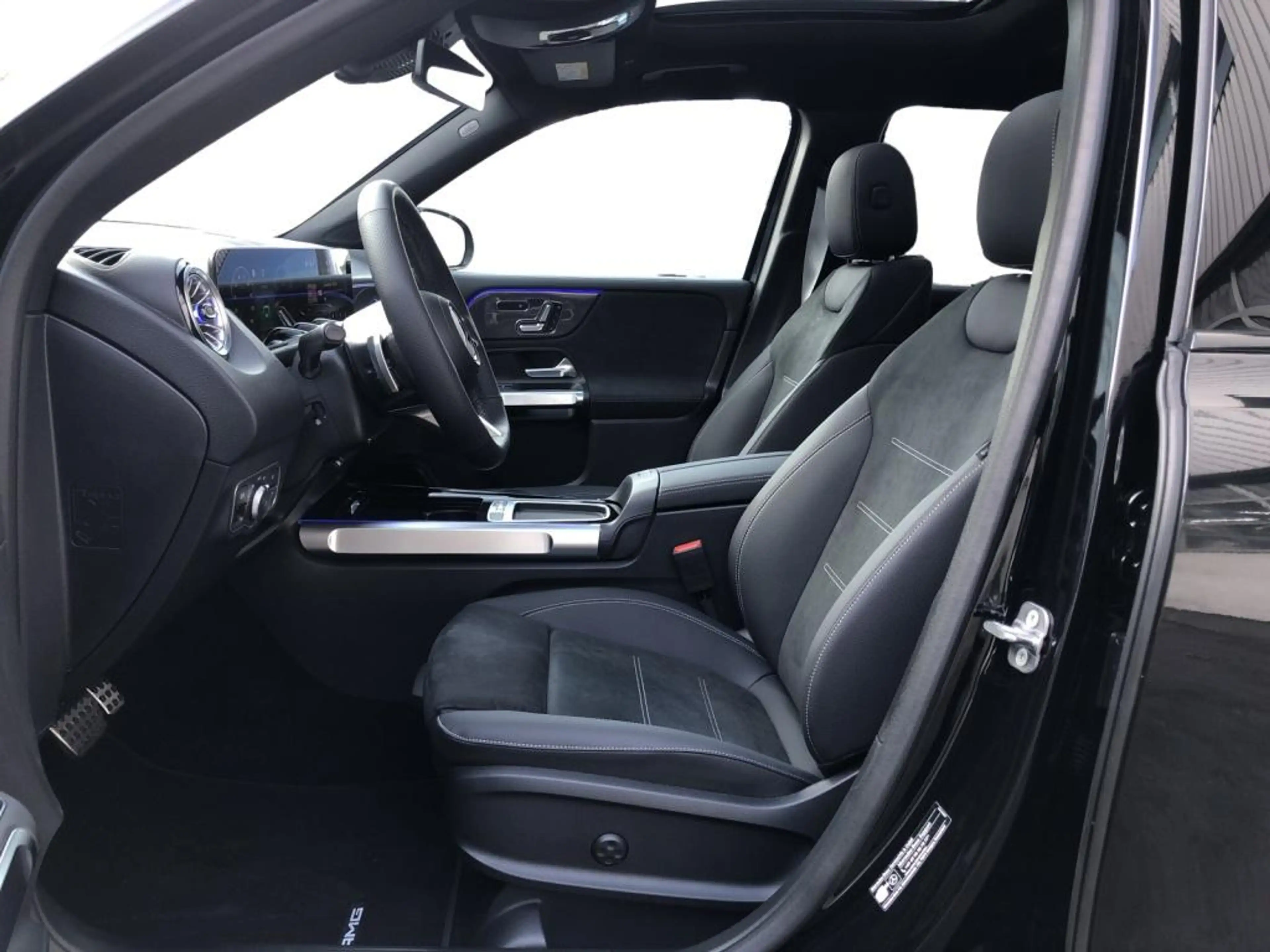 Mercedes-Benz GLB 200 AMG+ILS+MBUX+MBeam+Night+Carbon+AHK+Pano — photo 6