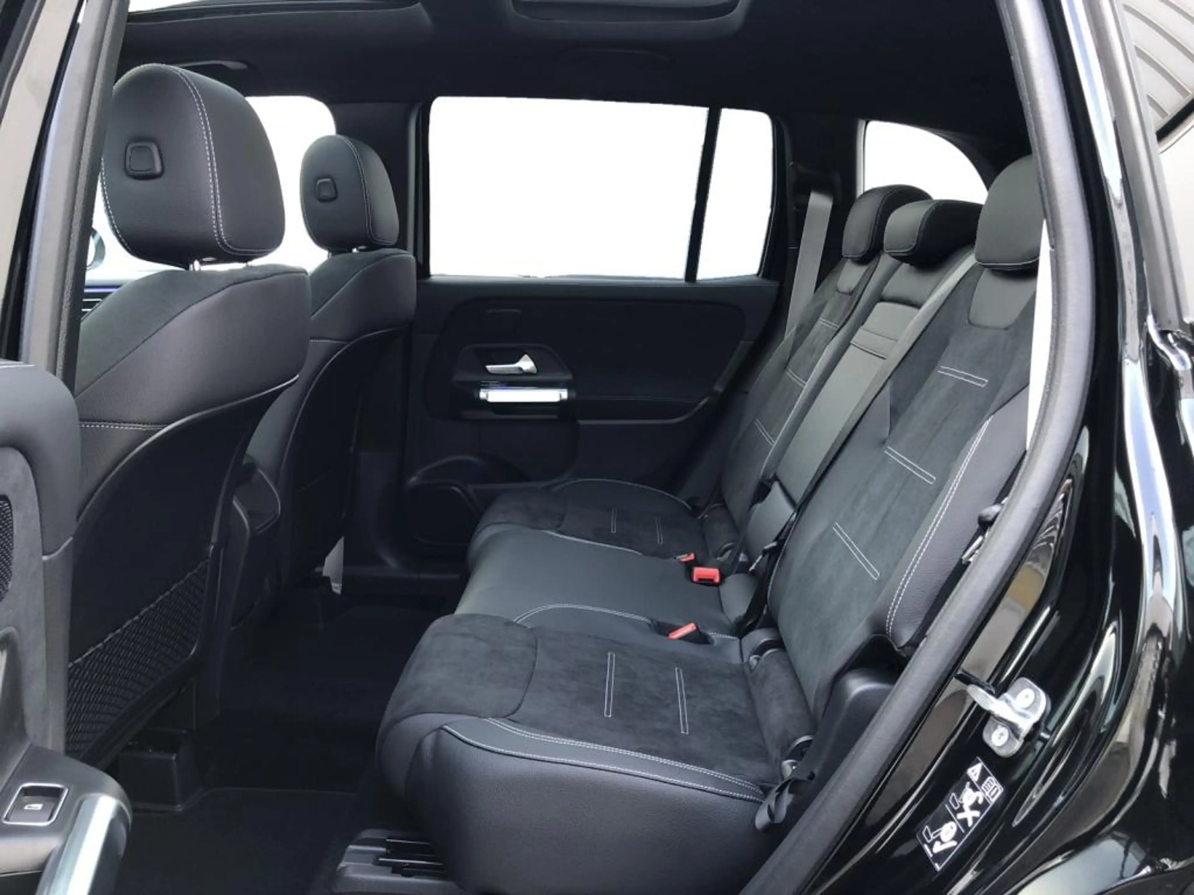 Mercedes-Benz GLB 200 AMG+ILS+MBUX+MBeam+Night+Carbon+AHK+Pano — photo 8