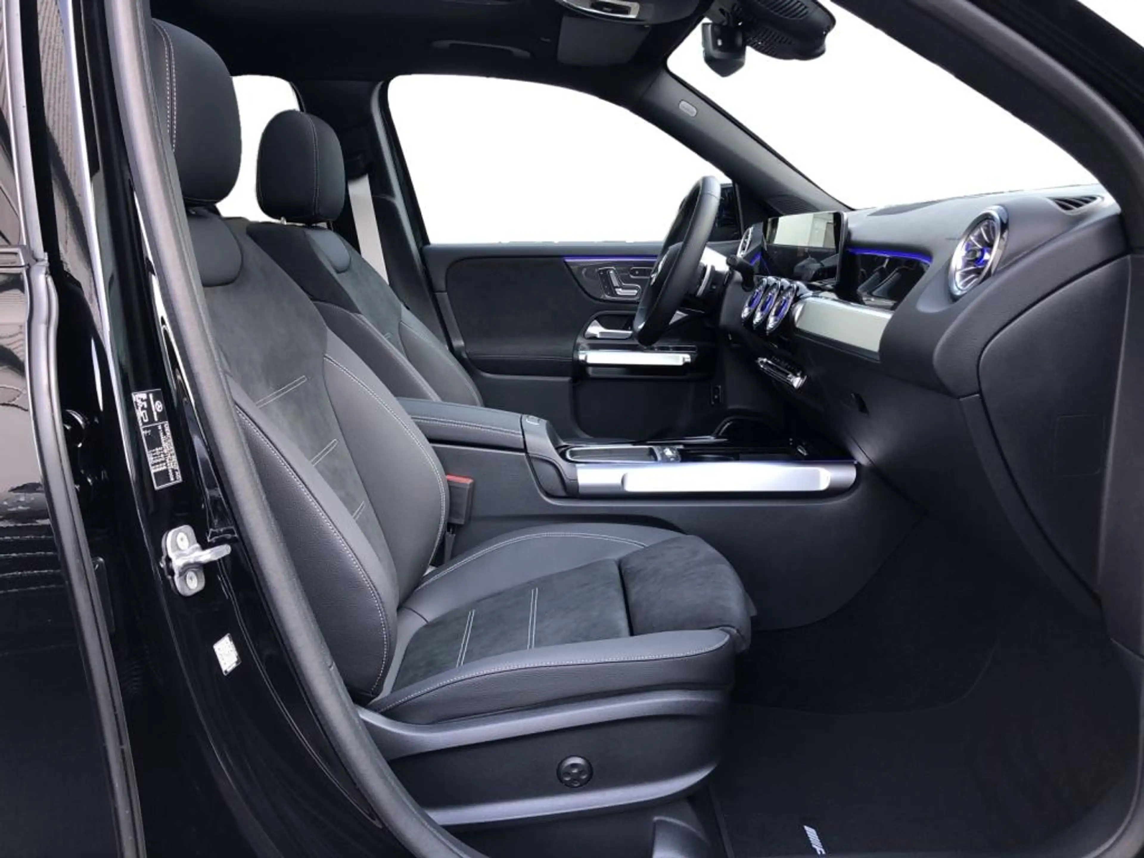 Mercedes-Benz GLB 200 AMG+ILS+MBUX+MBeam+Night+Carbon+AHK+Pano — photo 4