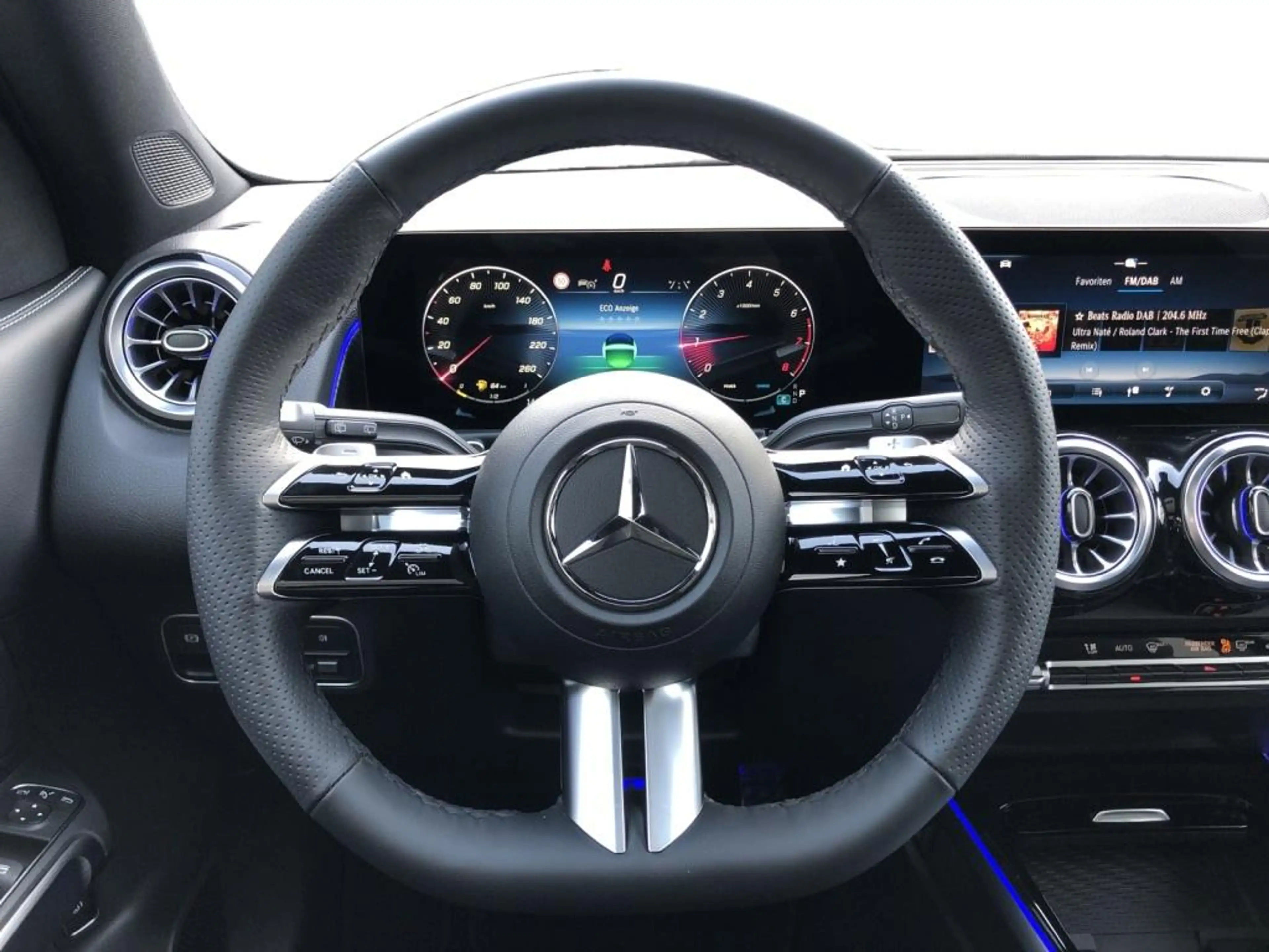 Mercedes-Benz GLB 200 AMG+ILS+MBUX+MBeam+Night+Carbon+AHK+Pano — photo 11