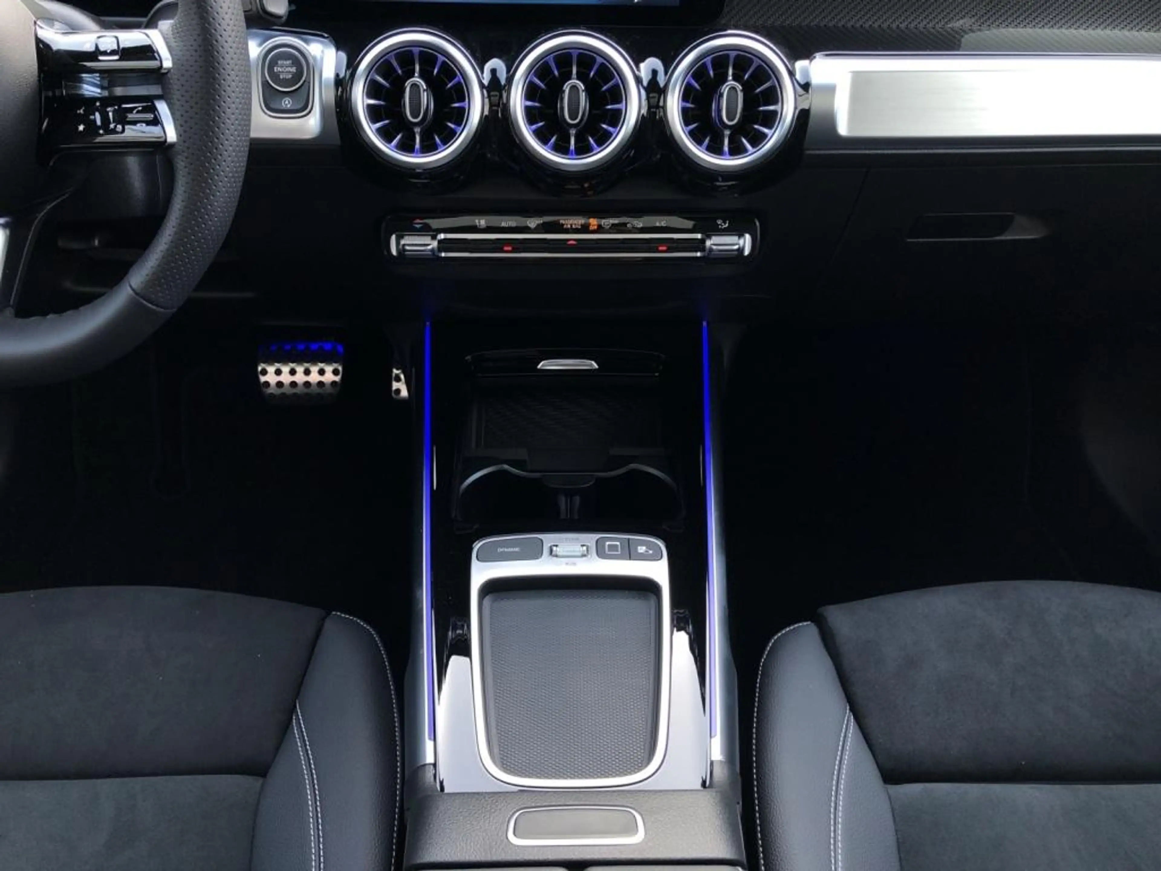 Mercedes-Benz GLB 200 AMG+ILS+MBUX+MBeam+Night+Carbon+AHK+Pano — photo 15