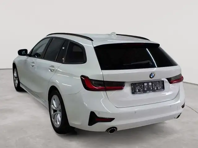 BMW 3 Series view 5