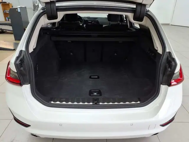 BMW 3 Series view 15